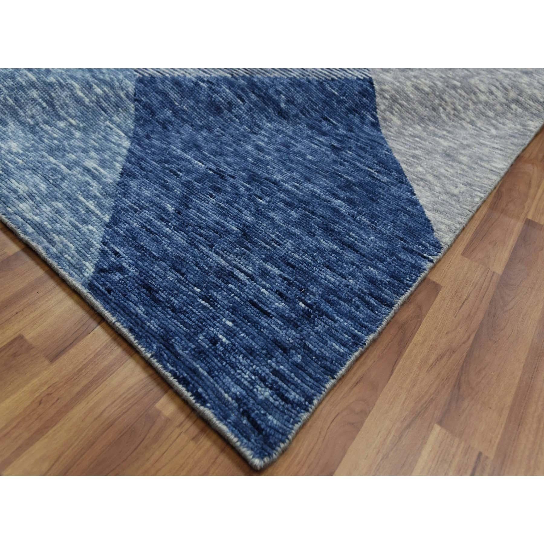 Tappeto orientale oversize blu in pura lana annodato a mano della collezione Art Deco Geometrico In condizioni Nuovo in vendita a Carlstadt, NJ