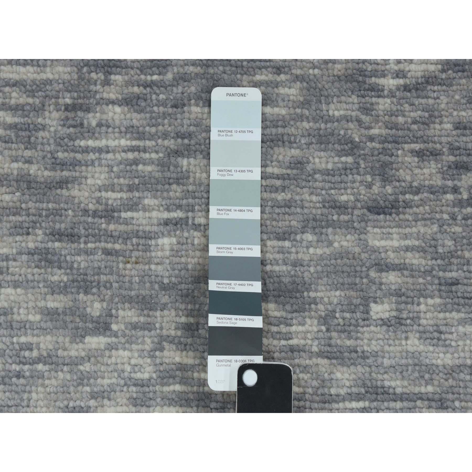 XXI secolo e contemporaneo Tappeto orientale oversize blu in pura lana annodato a mano della collezione Art Deco Geometrico in vendita