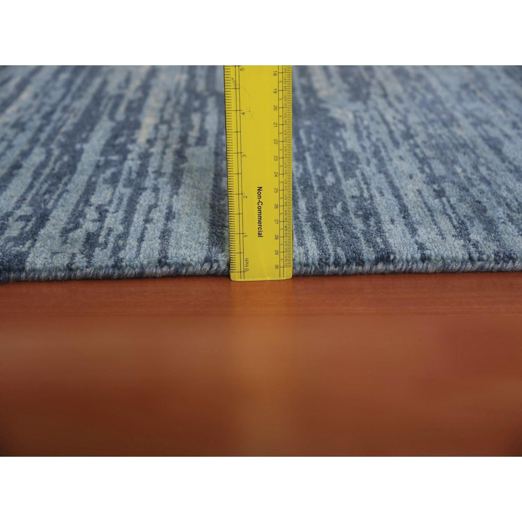 Blauer handgeknüpfter orientalischer Teppich aus reiner Wolle mit horizontalem Ombre-Design 10'1