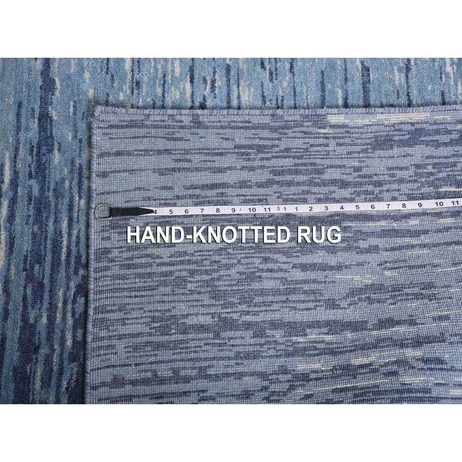 Blauer handgeknüpfter orientalischer Teppich aus reiner Wolle mit horizontalem Ombre-Design 10'1