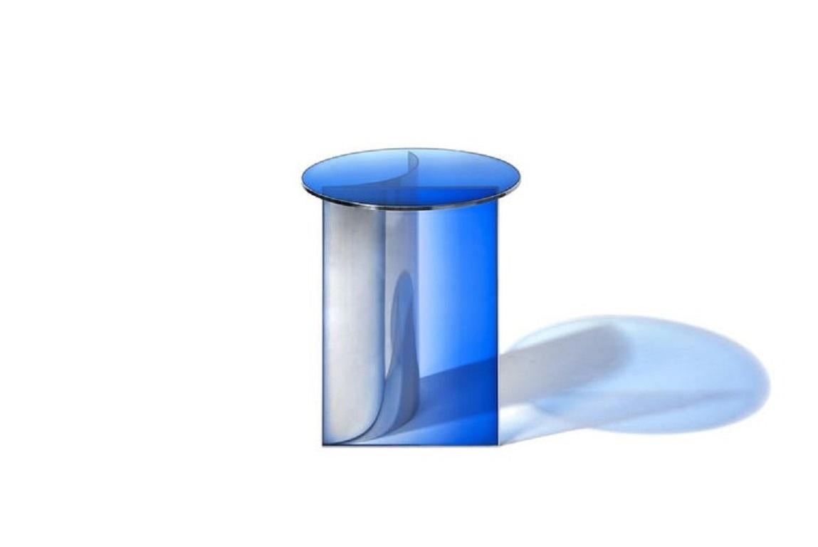 Cette table d'appoint est réalisée en verre composé de couleur bleue et violette. La taille et la couleur sont personnalisables sur demande. 

Le Studio Buzao est un studio de design expérimental. Il tente de rompre la différence entre le produit