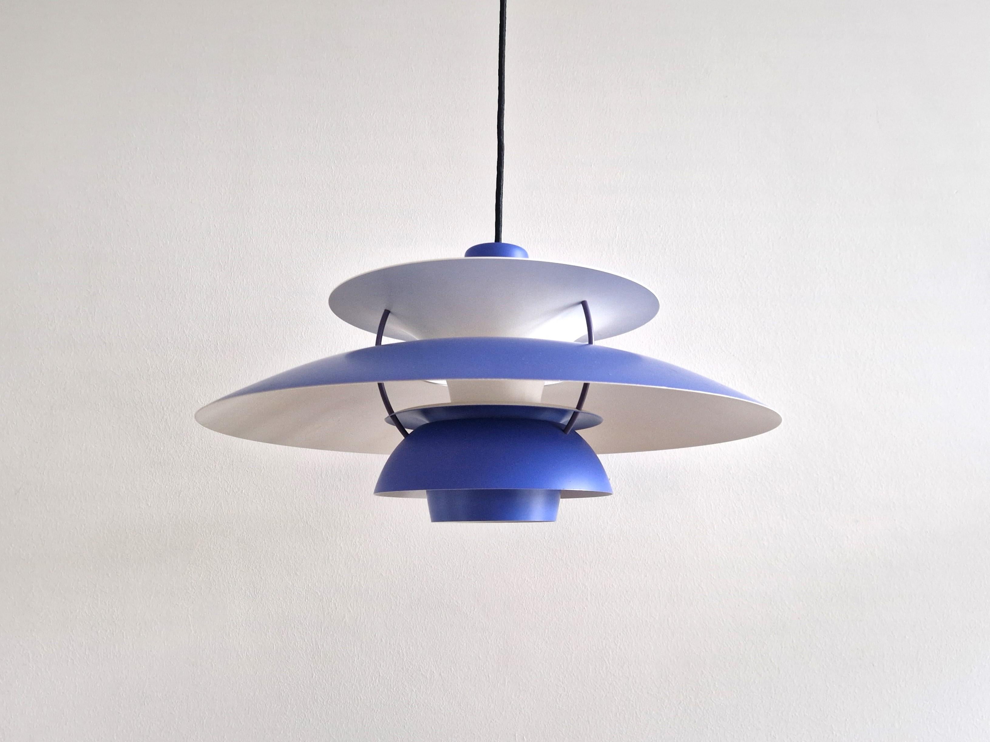 Laqué Lampe suspendue PH5 bleu violet de Poul Henningsen pour Louis Poulsen, Danemark en vente