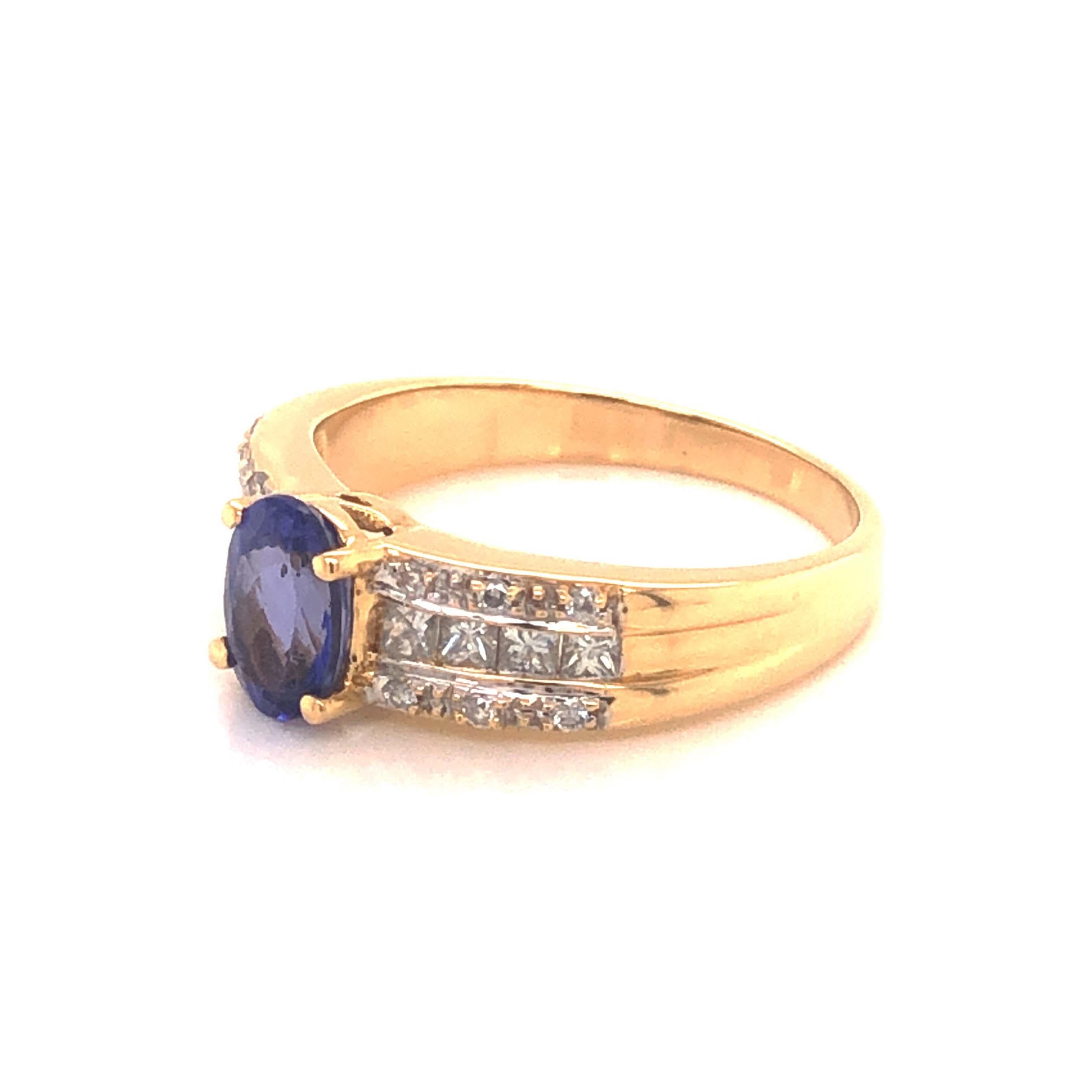 Oval Cut Blue Purple Tanzanite and Diamond Ring-18k Yellow Gold For Sale