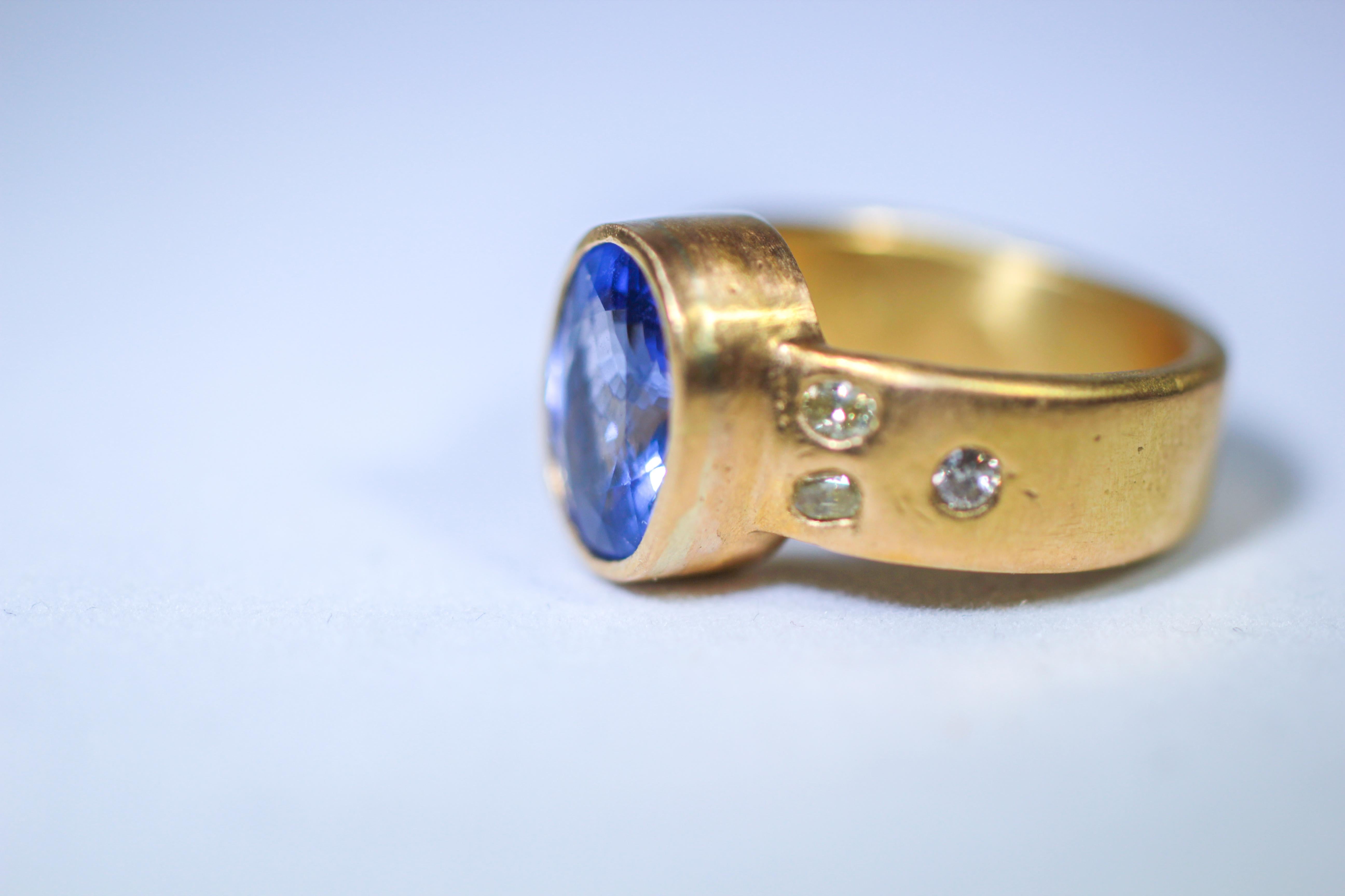 Blue Purple Tanzanite Solitaire 4.6Ct Yellow Diamonds 22K-21K Gold Bridal Ring In New Condition For Sale In New York, NY