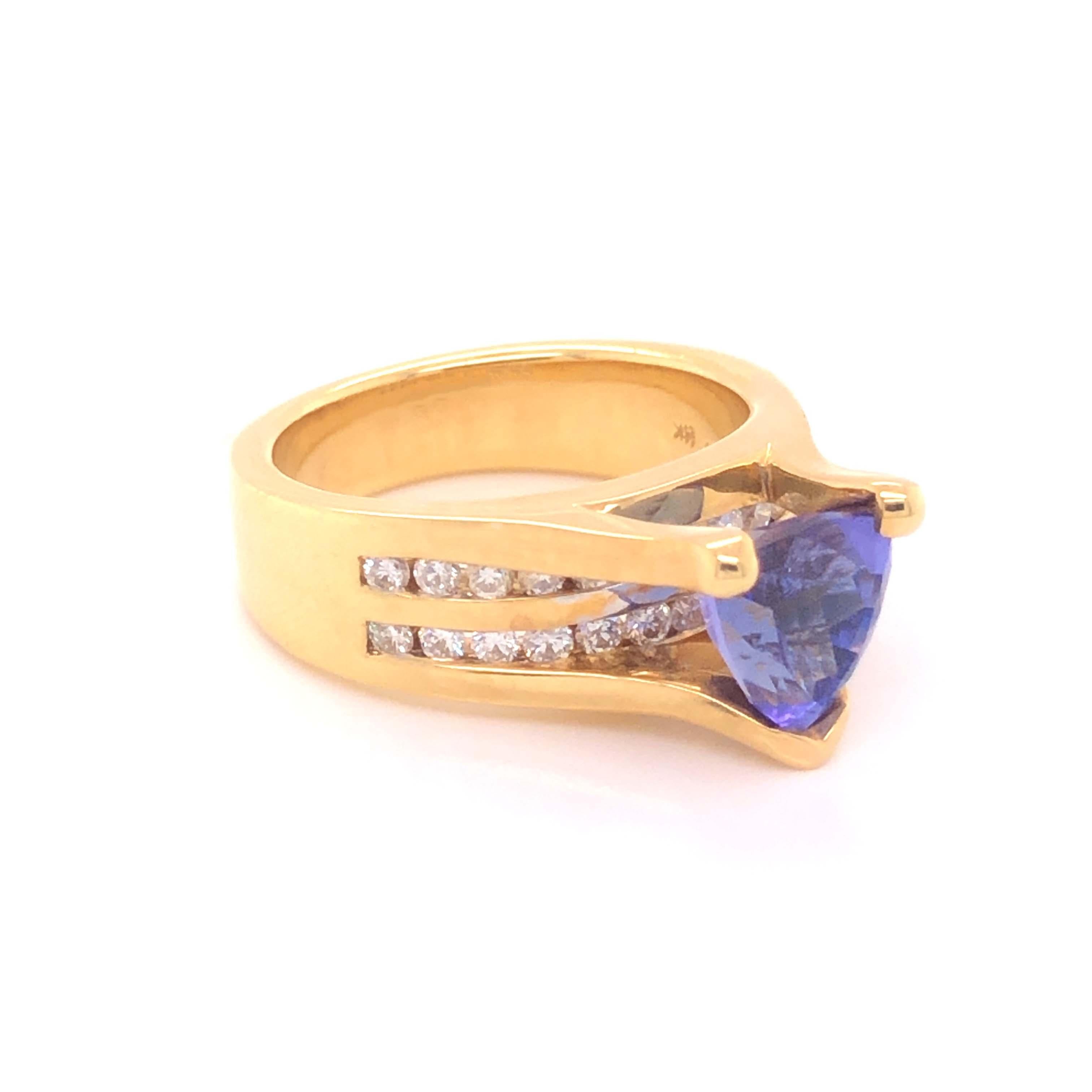 Modern Blue Purple Trilliant Tanzanite and Diamond Ring-18k Yellow Gold For Sale