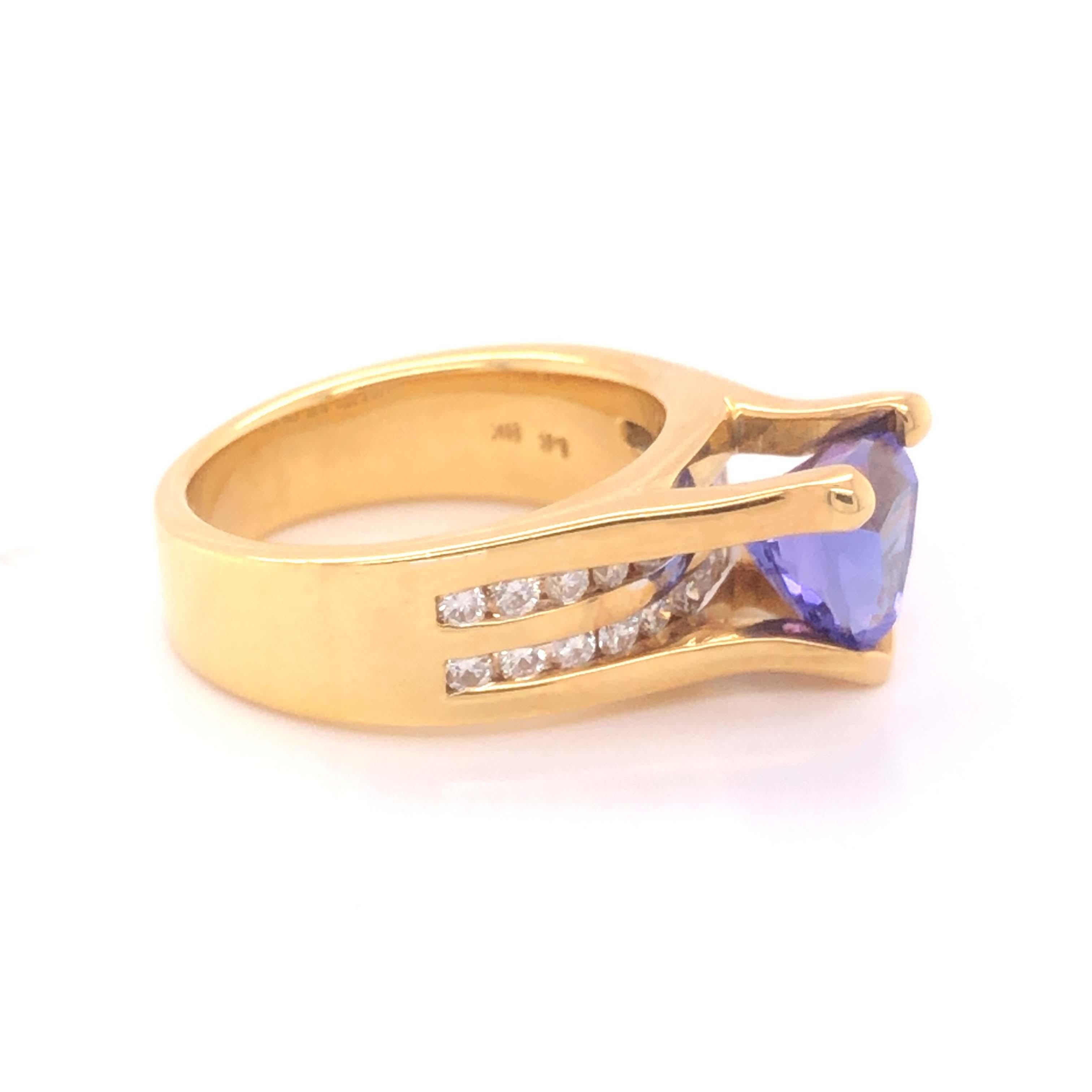 Blue Purple Trilliant Tanzanite and Diamond Ring-18k Yellow Gold In Excellent Condition For Sale In Honolulu, HI