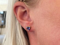 Blau-lila Trilliant-Tansanit-Ohrringe aus 18 Karat Gelbgold