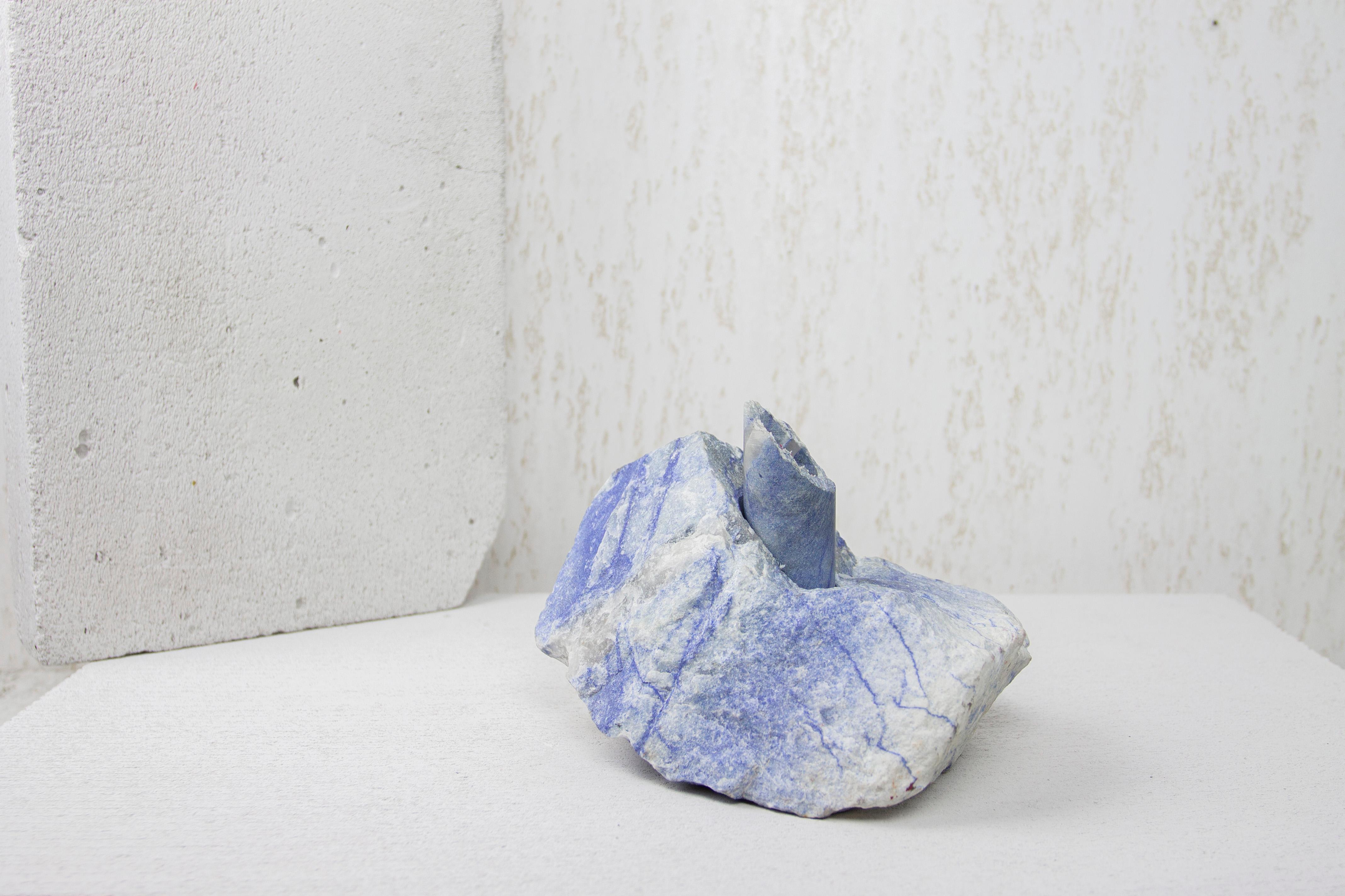 Abra-Kandelaber II aus blauem Quarz von Studio DO
Abmessungen: T 19 x B 13 x H 13 cm
MATERIALIEN: Blauer Quarz, Aluminium.
3,2 kg.

Stein und Feuer sind durch ein zeitloses Band verbunden. Das Funkeln, das durch das Aufeinandertreffen zweier Steine