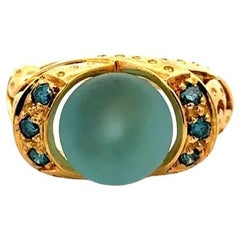 Bague cocktail solitaire en or avec boule de quartz bleu et diamant bleu