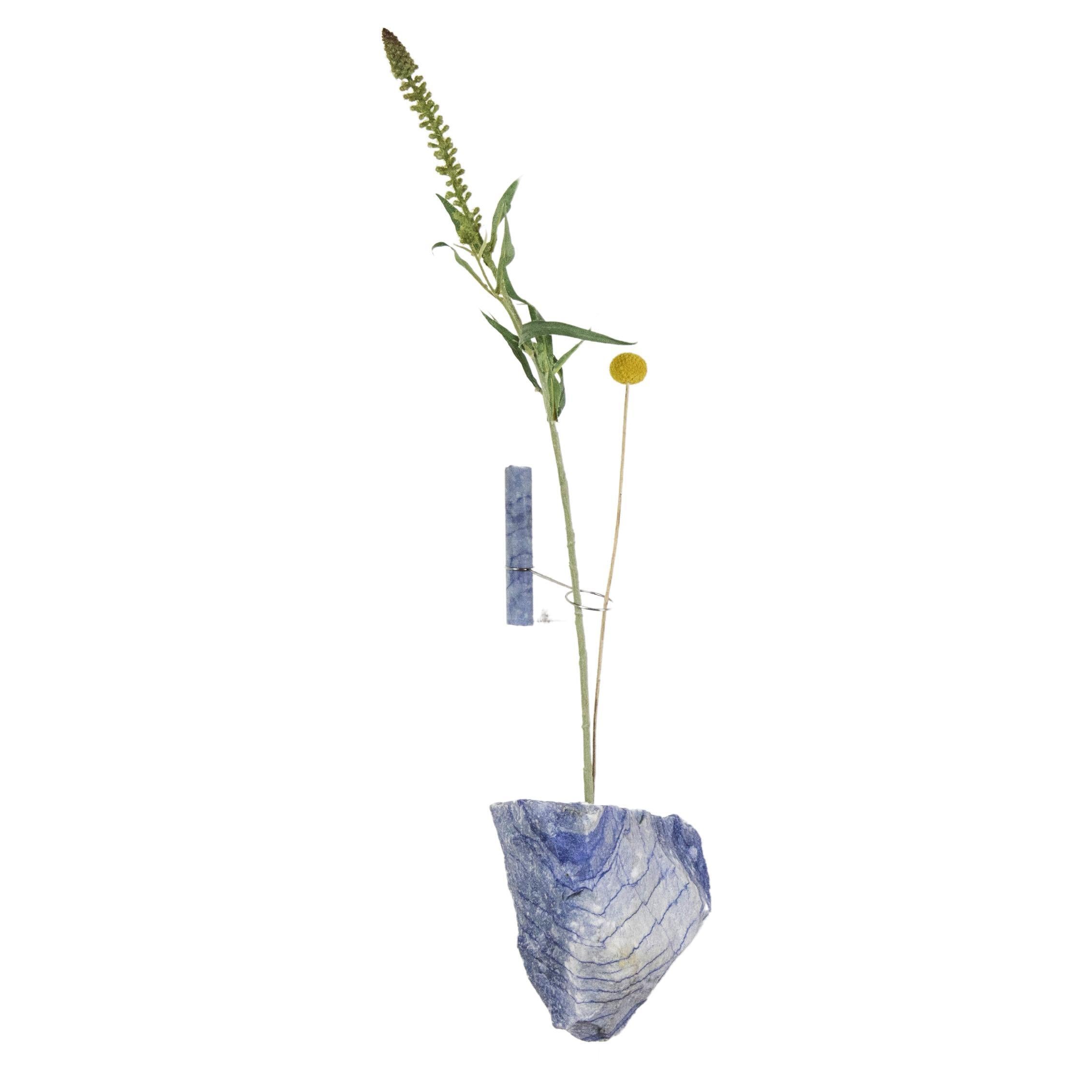 Blaues Blumen-Wandgefäß aus Quarz von Studio DO im Angebot
