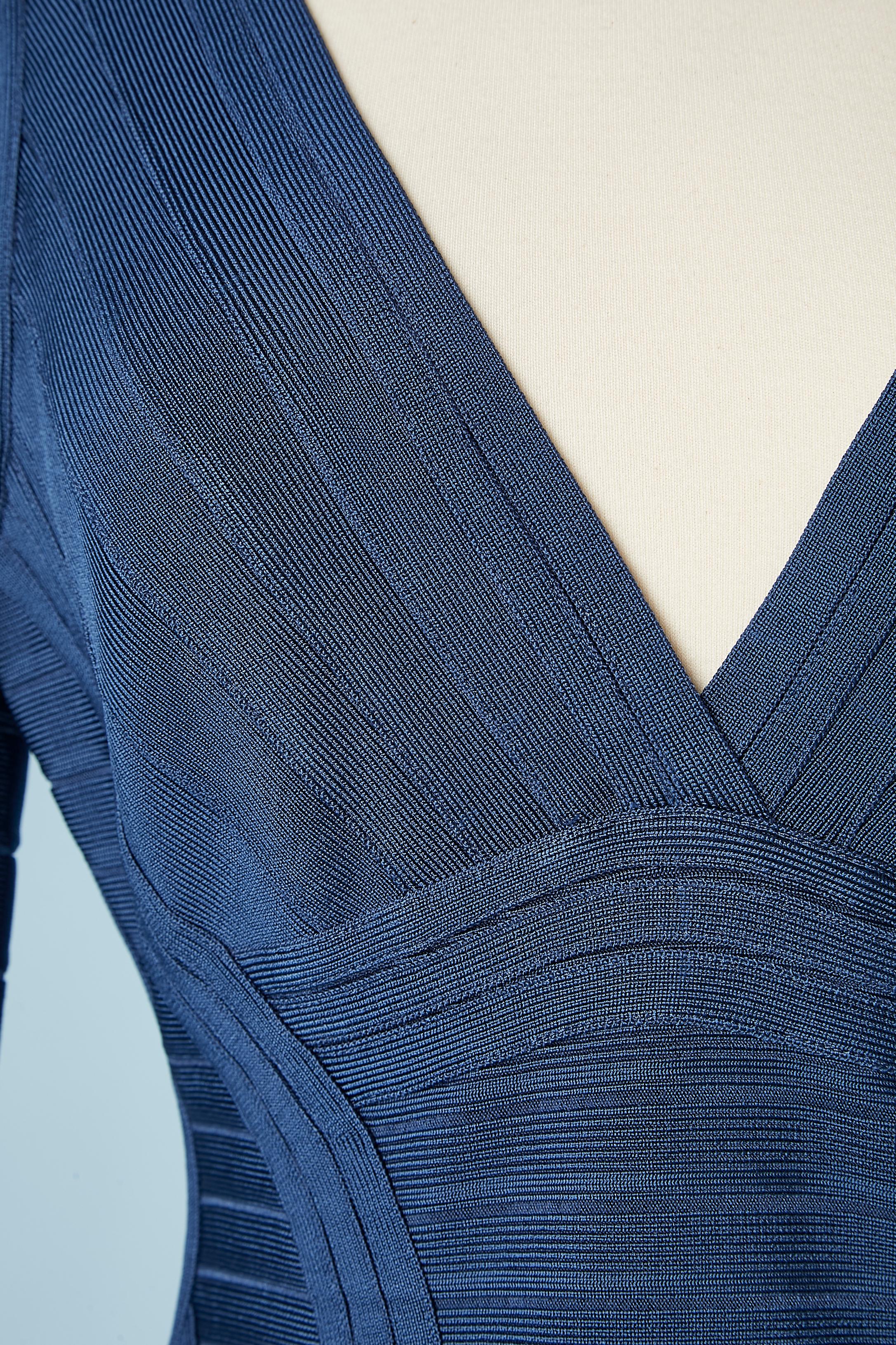 Robe de cocktail en tricot de rayonne bleue avec des bandes. Fermeture éclair et boucle de marque au milieu du dos. 
Composition du tissu : 90 % de rayonne, 9 % de nylon, 1 % d'élasthanne. 
TAILLE XS 