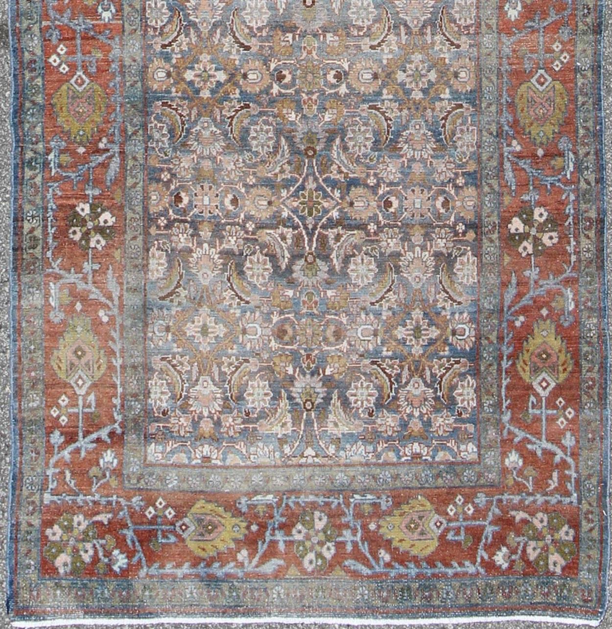 Tapis de course antique bleu, rouge et vert de Perse Malayer avec un motif floral géométrique, tapis na-160083, pays d'origine / type : Iran / Malayer, circa 1920

Ce magnifique chemin de table persan Malayer du début du 20e siècle présente un