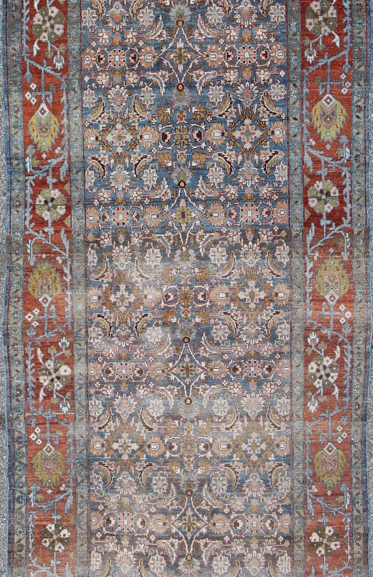 Perse Tapis de couloir persan Malayer ancien bleu, rouge et vert avec motif floral géométrique
