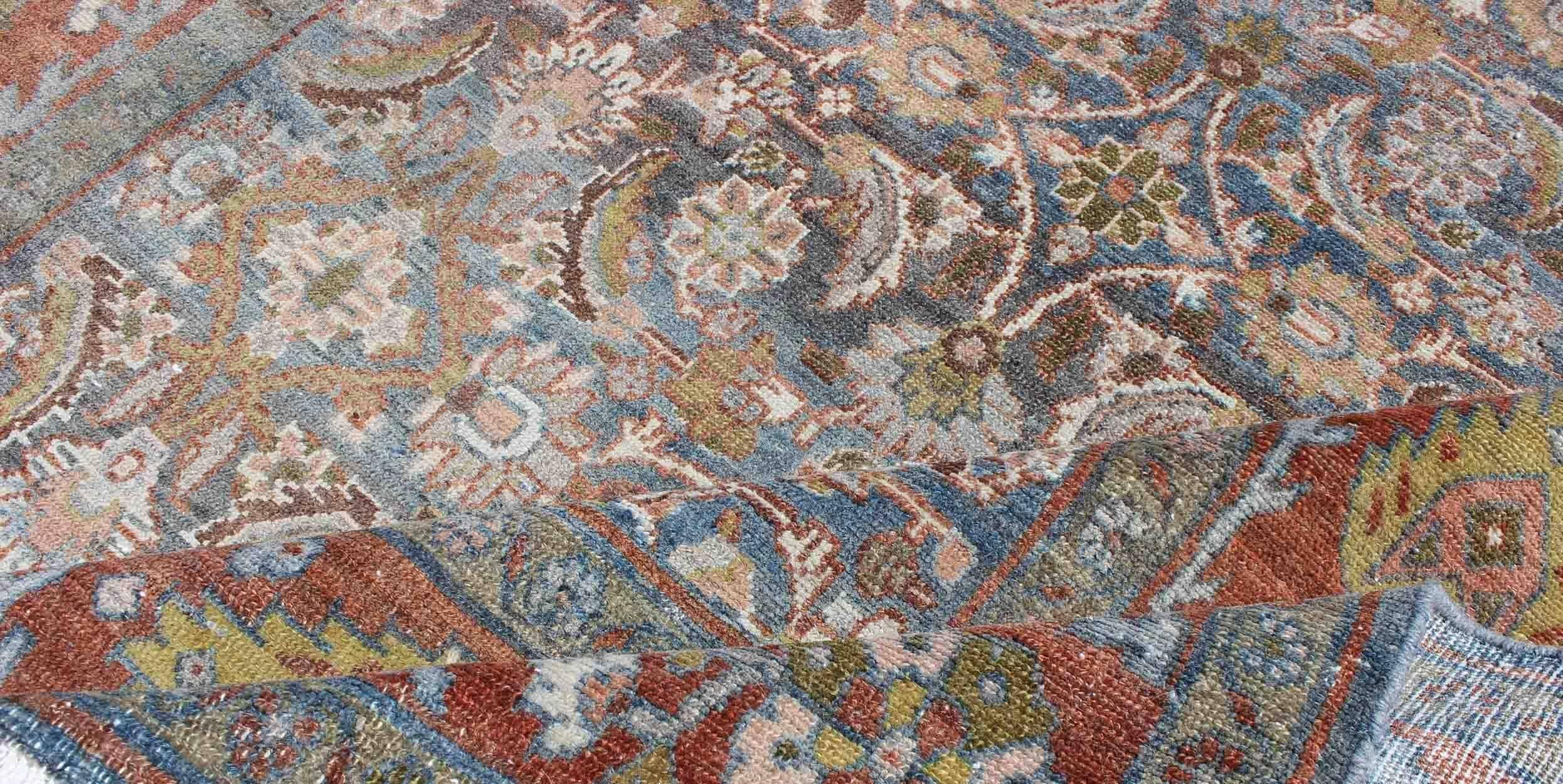 Tapis de couloir persan Malayer ancien bleu, rouge et vert avec motif floral géométrique Excellent état à Atlanta, GA