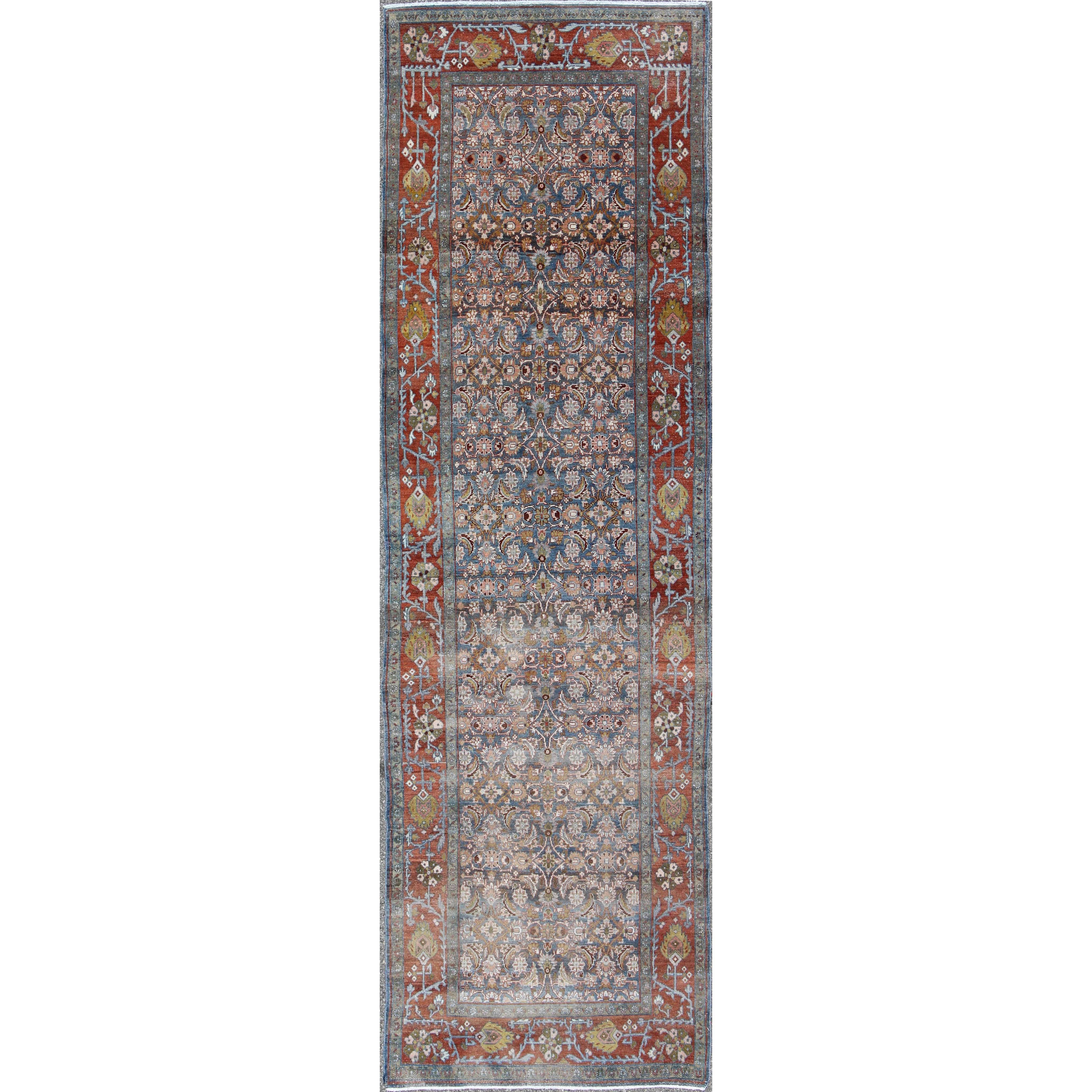 Tapis de couloir persan ancien Malayer bleu, rouge et vert avec motif floral géométrique