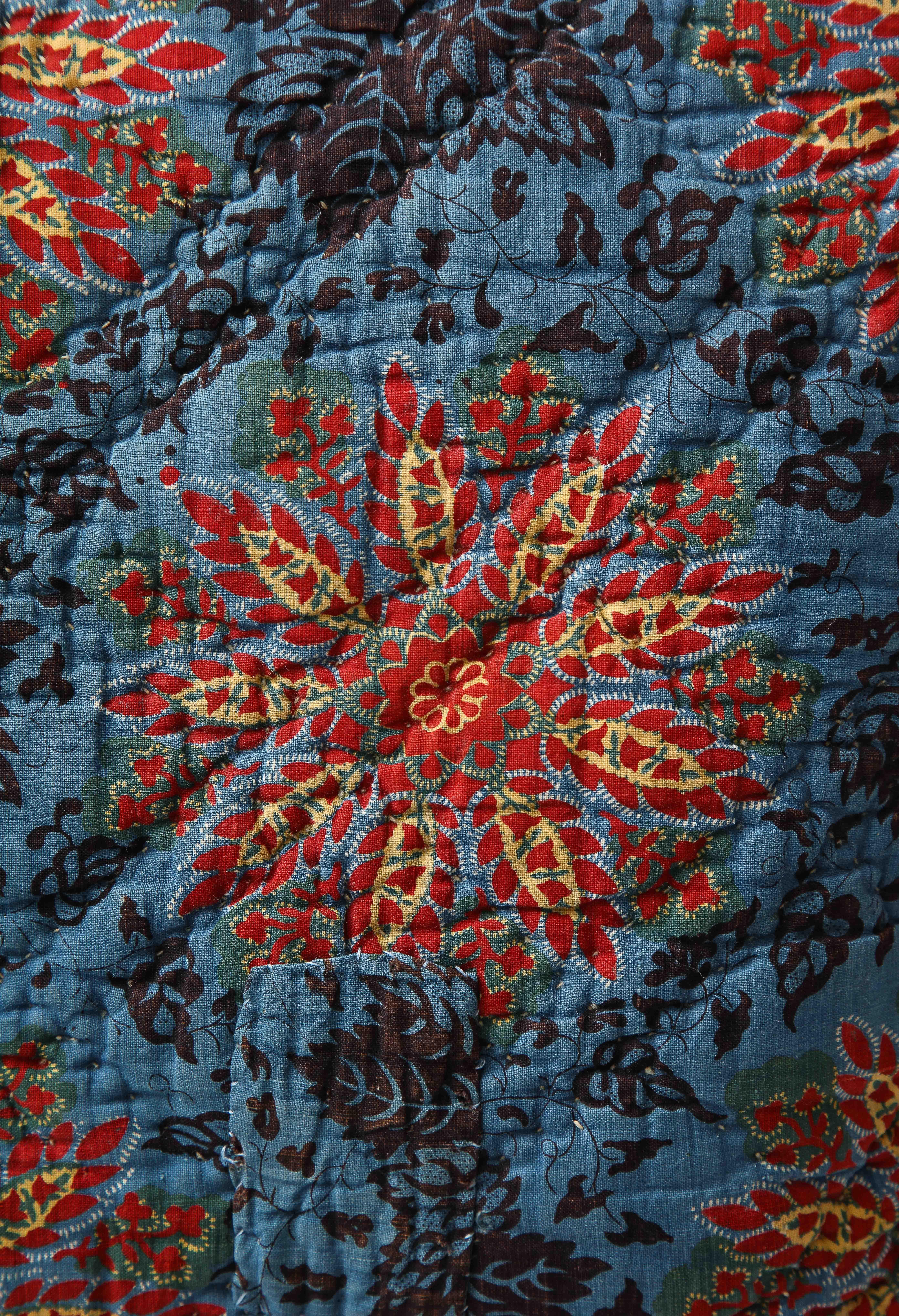 Blaues, rotes, gelbes und gelbes Blockdruck-Textilkissen aus geblümter Baumwolle aus dem 19. Jahrhundert (Französisch) im Angebot