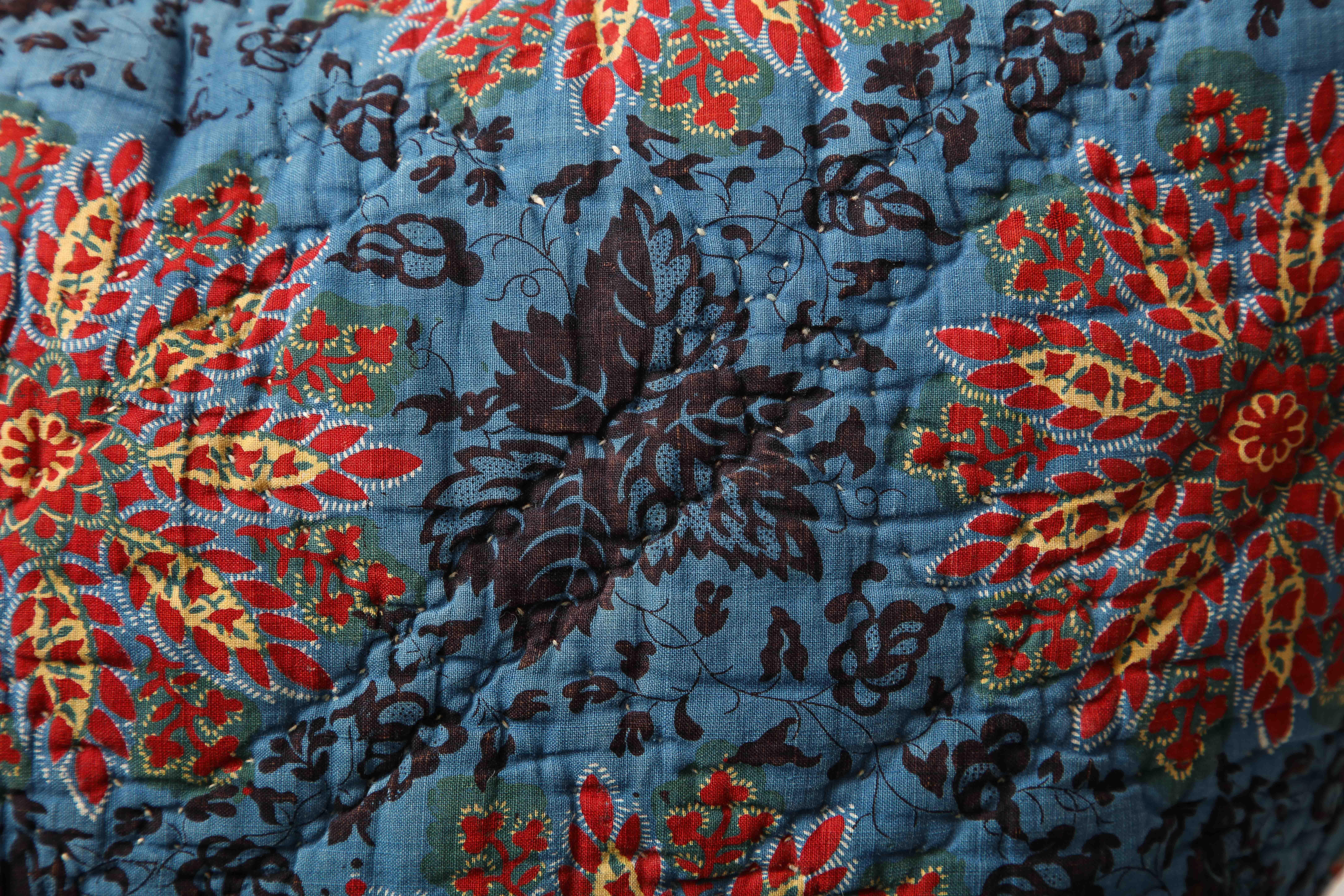 Blaues, rotes, gelbes und gelbes Blockdruck-Textilkissen aus geblümter Baumwolle aus dem 19. Jahrhundert im Zustand „Neu“ im Angebot in New York City, NY