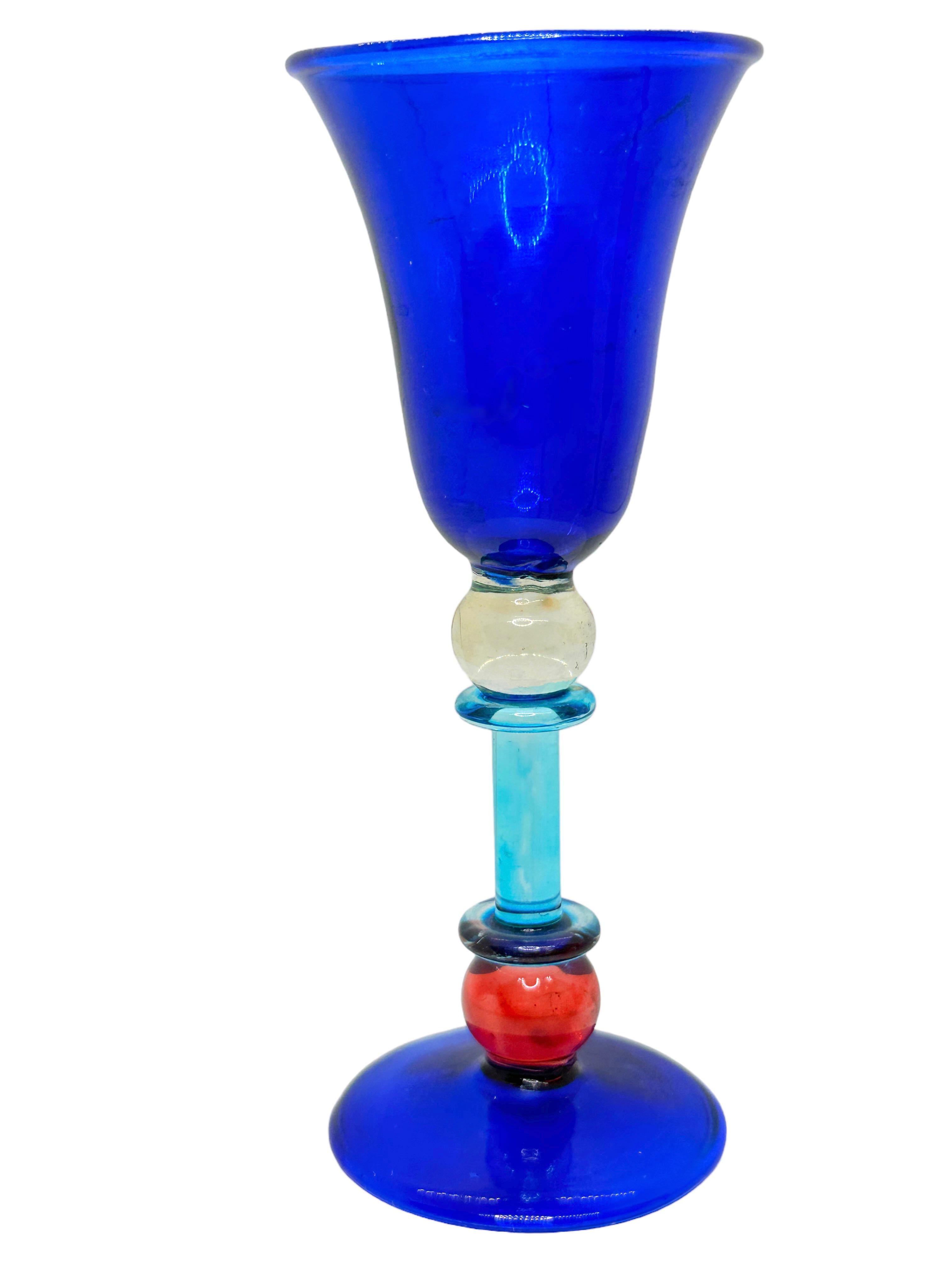 Fait main Gobelet à liqueur Salviati en verre de Murano bleu, rouge et transparent, vintage Italie  en vente