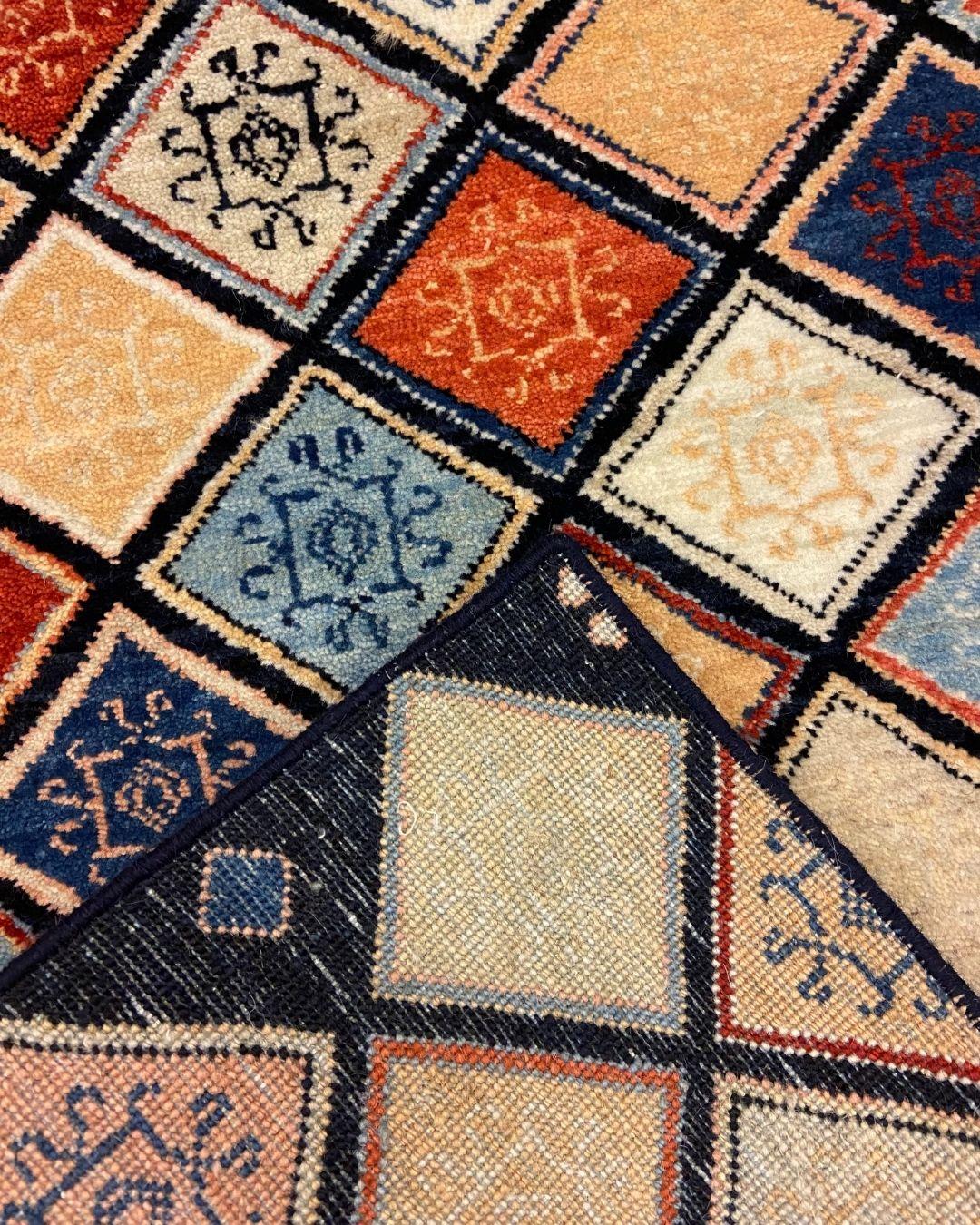 Tapis persan bleu, rouge, corail, crème et or à motifs géométriques, 2' x 3' en vente 3