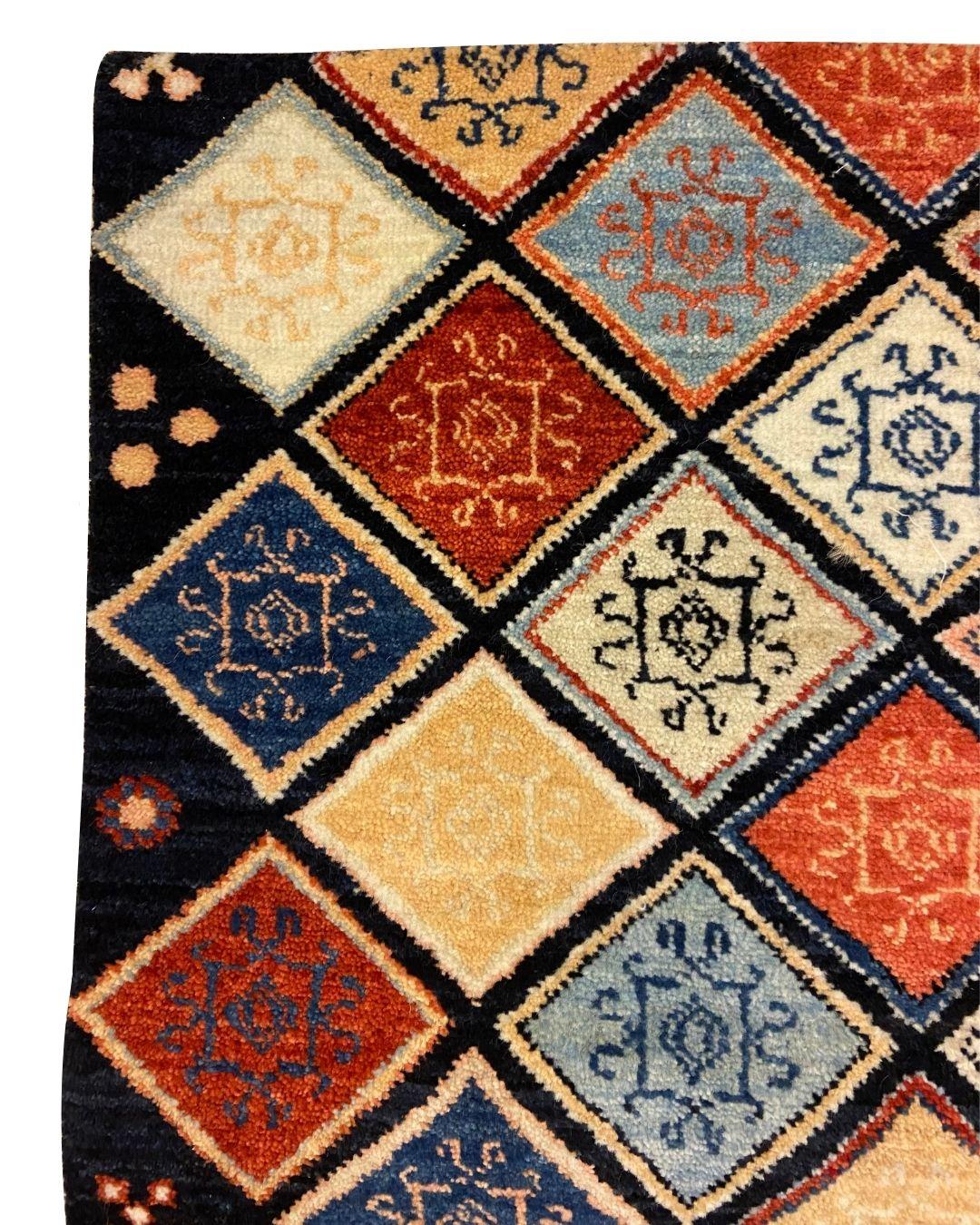 Teinture végétale Tapis persan bleu, rouge, corail, crème et or à motifs géométriques, 2' x 3' en vente