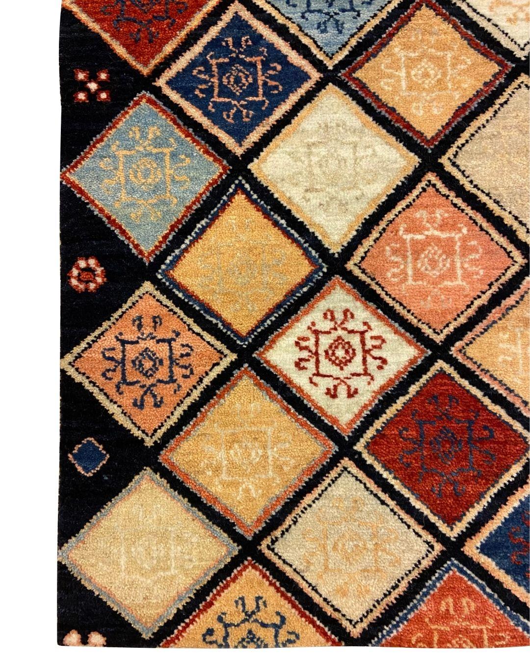 Tapis persan bleu, rouge, corail, crème et or à motifs géométriques, 2' x 3' Neuf - En vente à New York, NY