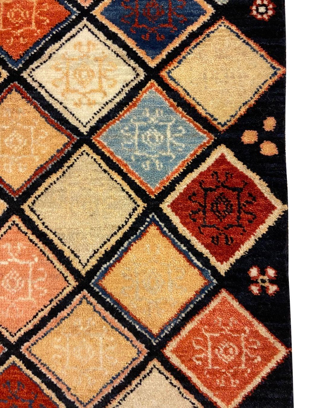 XXIe siècle et contemporain Tapis persan bleu, rouge, corail, crème et or à motifs géométriques, 2' x 3' en vente