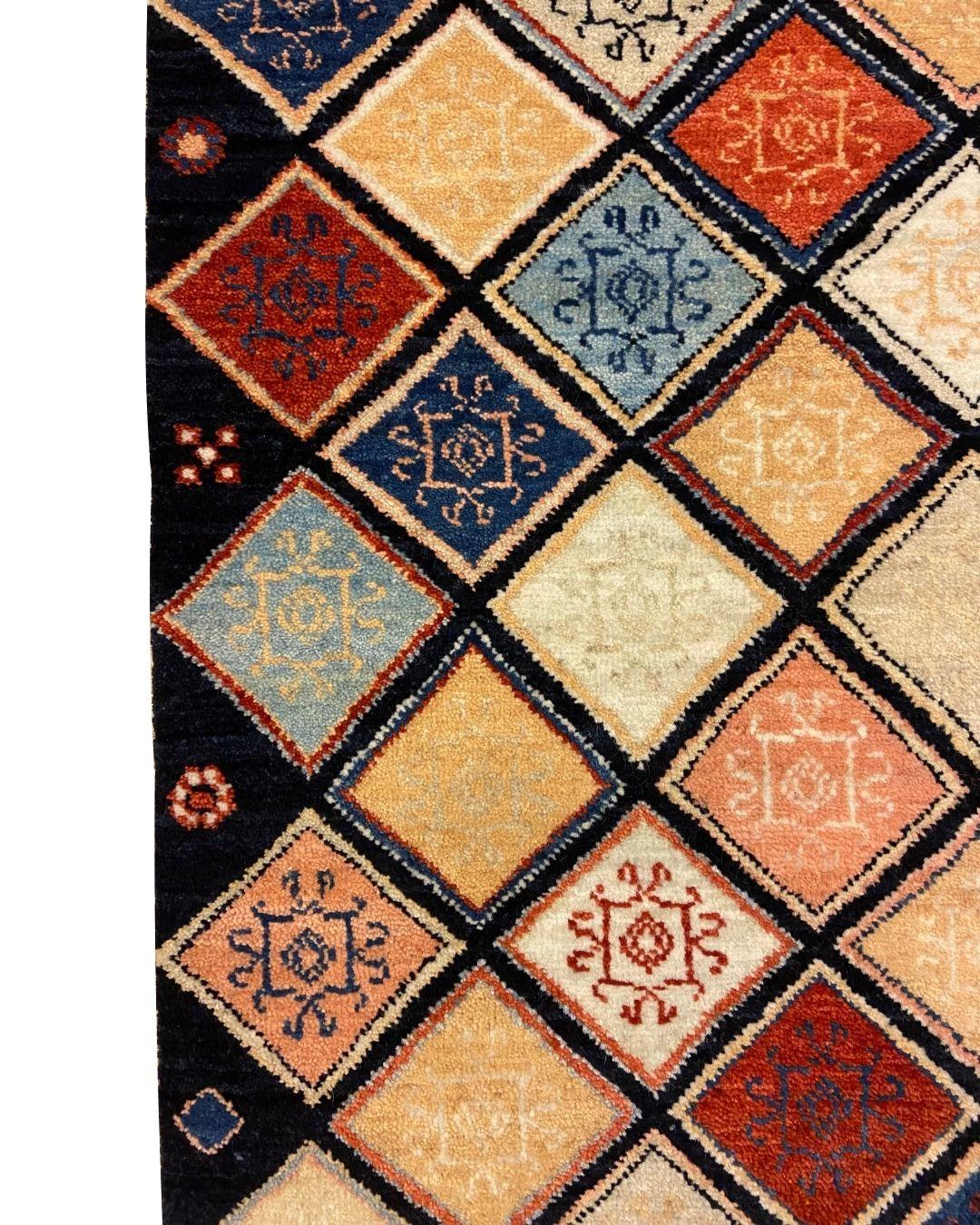 Laine Tapis persan bleu, rouge, corail, crème et or à motifs géométriques, 2' x 3' en vente