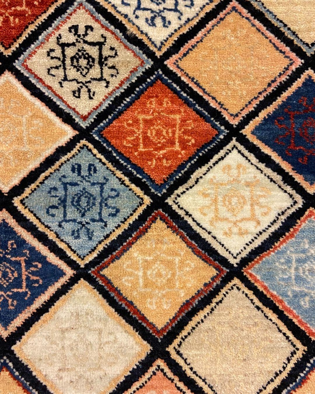 Tapis persan bleu, rouge, corail, crème et or à motifs géométriques, 2' x 3' en vente 1