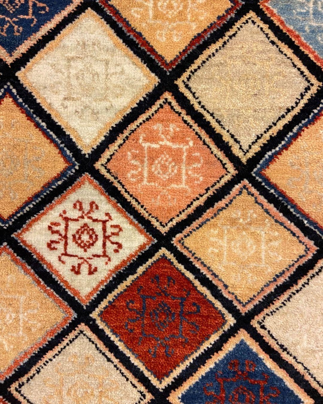 Tapis persan bleu, rouge, corail, crème et or à motifs géométriques, 2' x 3' en vente 2