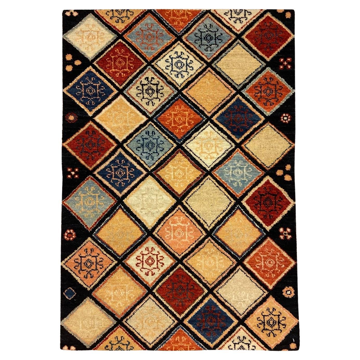 Tapis persan bleu, rouge, corail, crème et or à motifs géométriques, 2' x 3' en vente