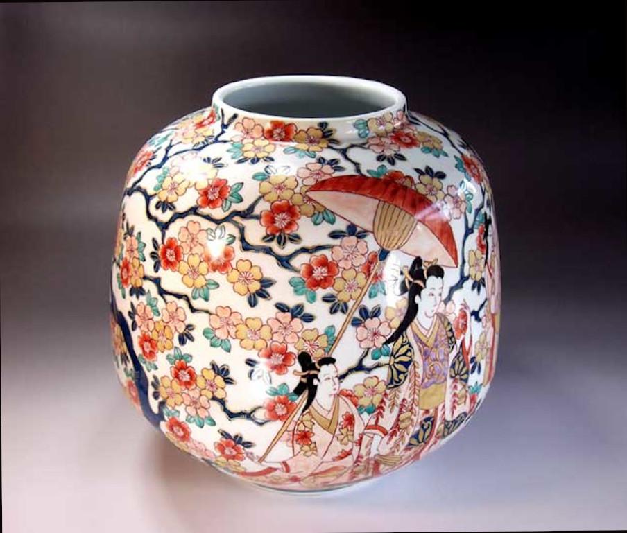 Exquisite contemporary gilded decorative porcelain vase, intricately hand painted on a beautifully shaped porcelain body in blue and red, a signed masterpiece by highly acclaimed award-winning Japanese master porcelain artist of the Imari-Arita