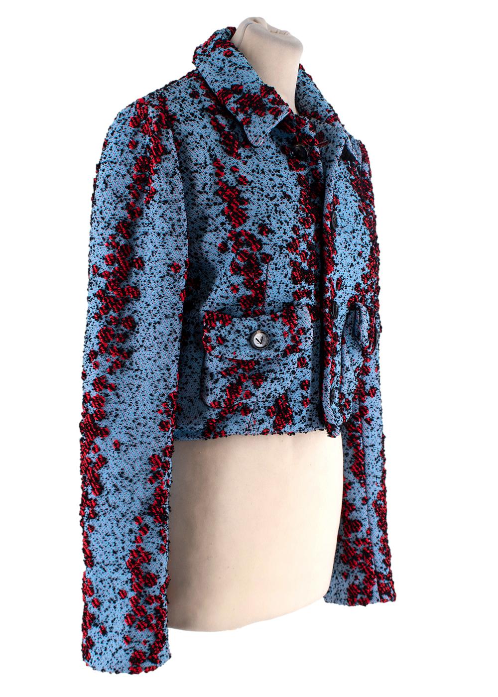 Bottega Veneta Blau & Rot Texturierter Boucle Salon 01 Gekürzte Jacke

- Gesehen auf dem Frühjahrslaufsteg 21 von Bottega Veneta
- Gekürzte Bouclé-Jacke in strukturiertem Rot, Blau und Schwarz 
- Zwei geknöpfte Pattentaschen und Knopfverschluss