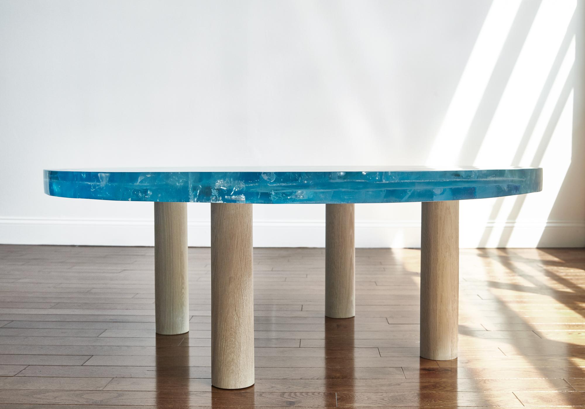 Handgefertigter Harztisch, jedes Stück ist einzigartig, da der Prozess des Aufbrechens des Harzes immer wieder andere Ergebnisse hervorbringt. Dieser Tisch kann in jeder Größe, Form und Farbe hergestellt werden, die am besten zu Ihrem Projekt passt.