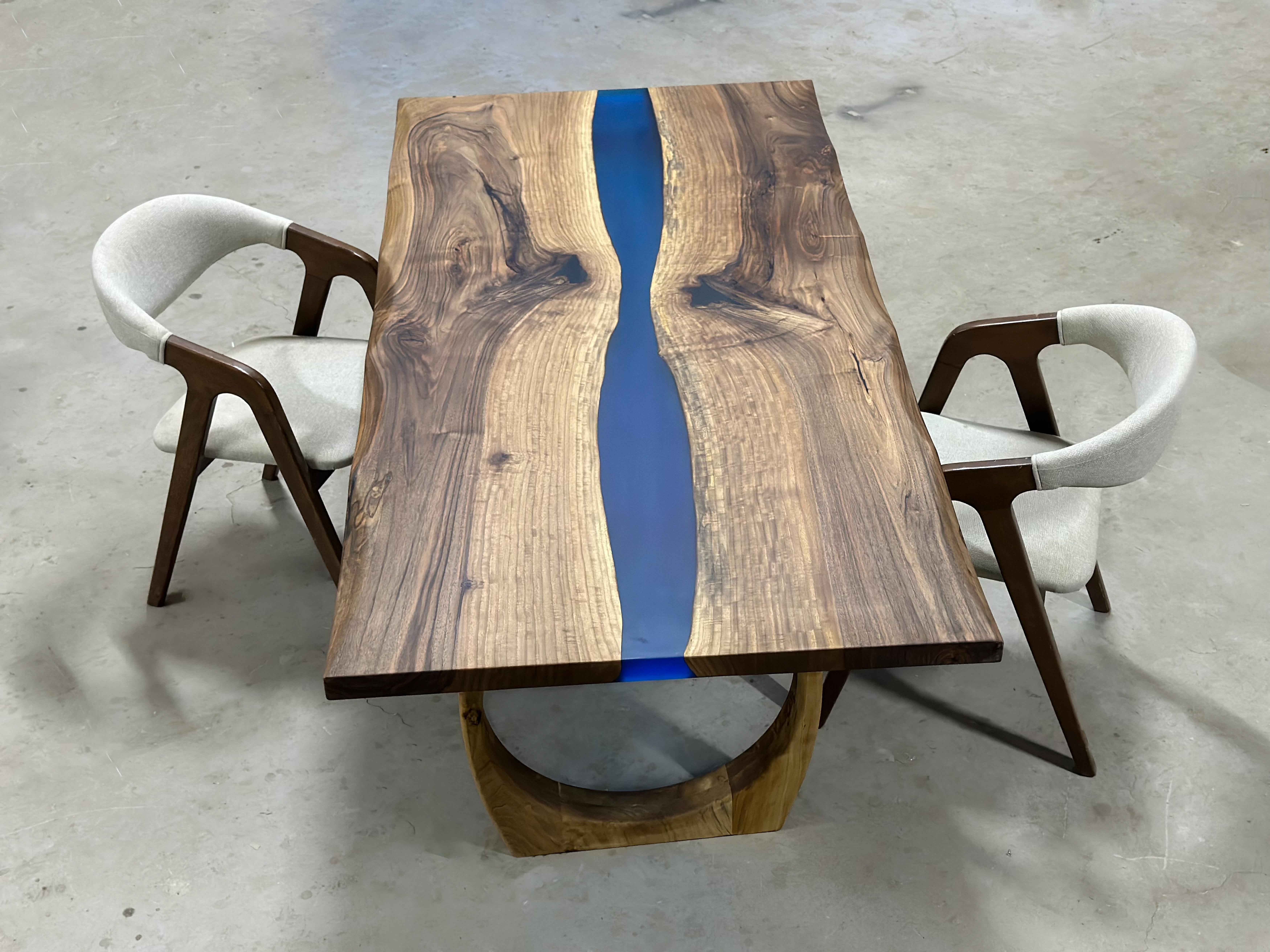 Table de salle à manger en résine époxy bleu noyer

Cette table est fabriquée en bois de noyer et en époxy noir transparent. 

Des tailles, des couleurs et des finitions personnalisées sont disponibles !
