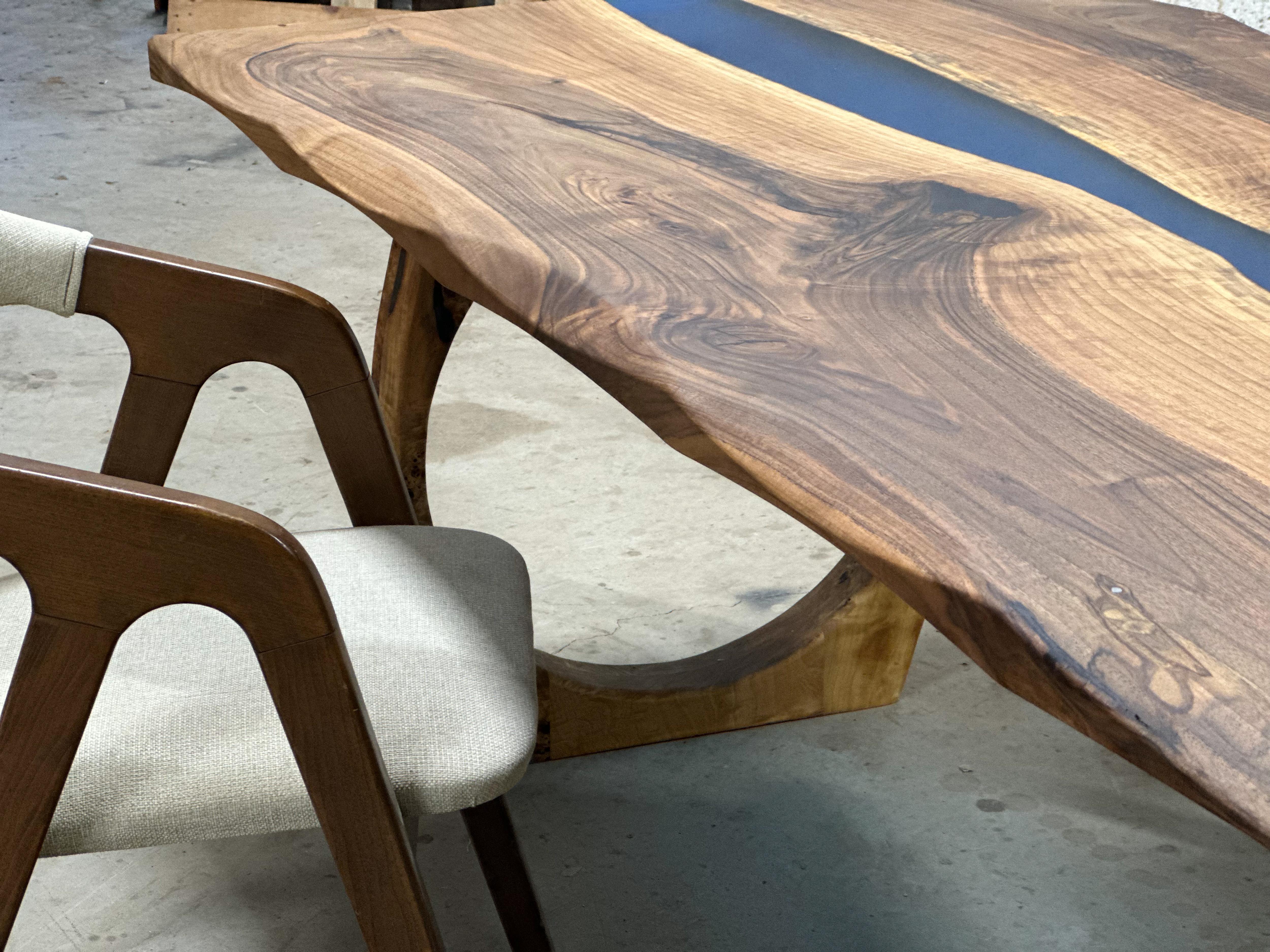Arts and Crafts Table de salle à manger en résine bleue et bois de noyer époxy en vente