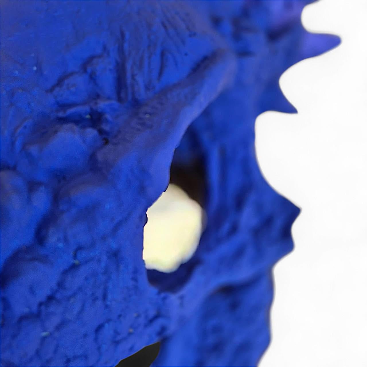Blue Reverie #3 on a Base, Sculptural Replica of a skull, 21st Century In Excellent Condition For Sale In NICE, FR