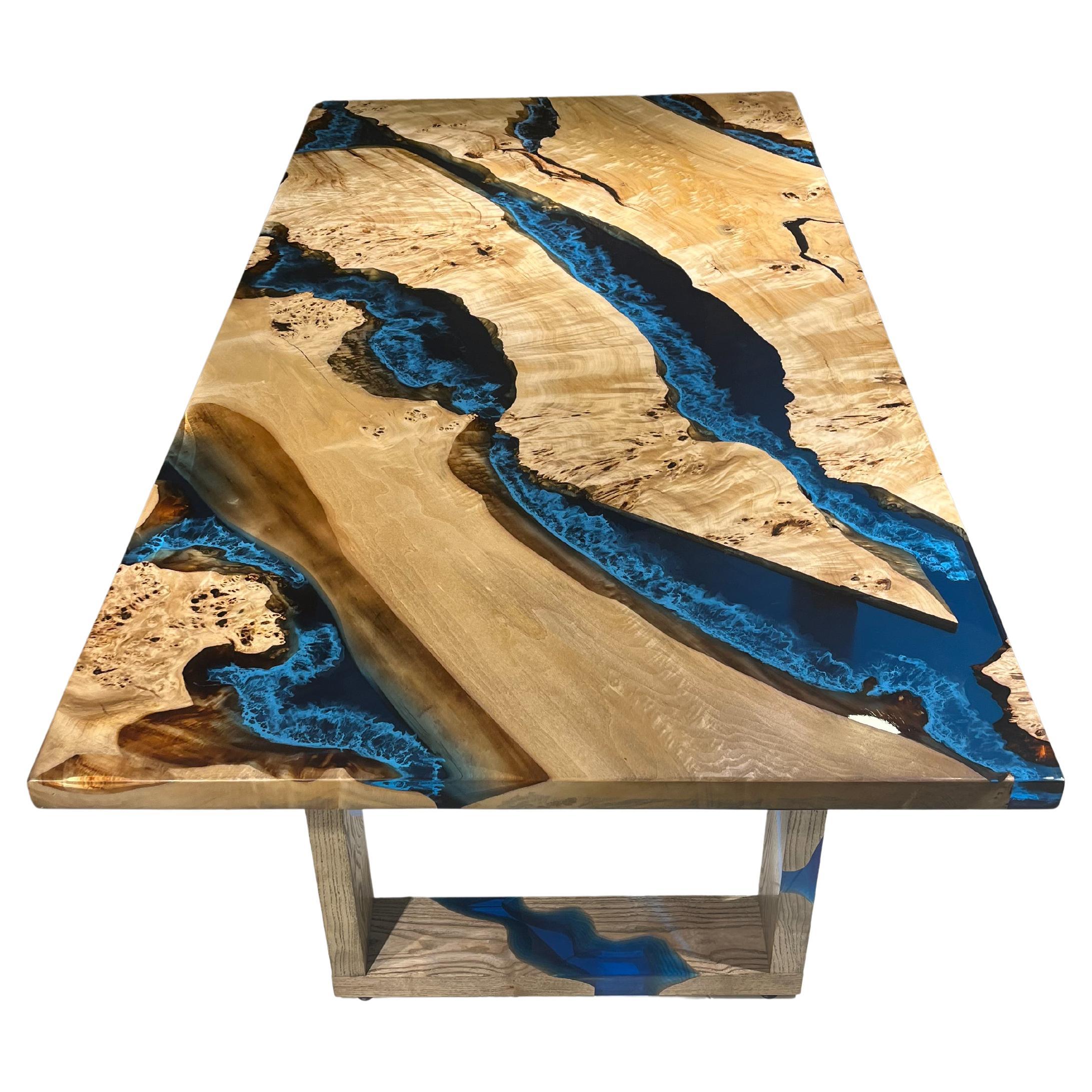 Mesa de comedor Blue River de resina epoxi de arce - Mesa de resina de madera de arce en venta