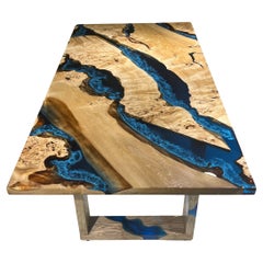 Table de salle à manger Blue River en ronce d'érable et résine époxy - Table en ronce d'érable et résine