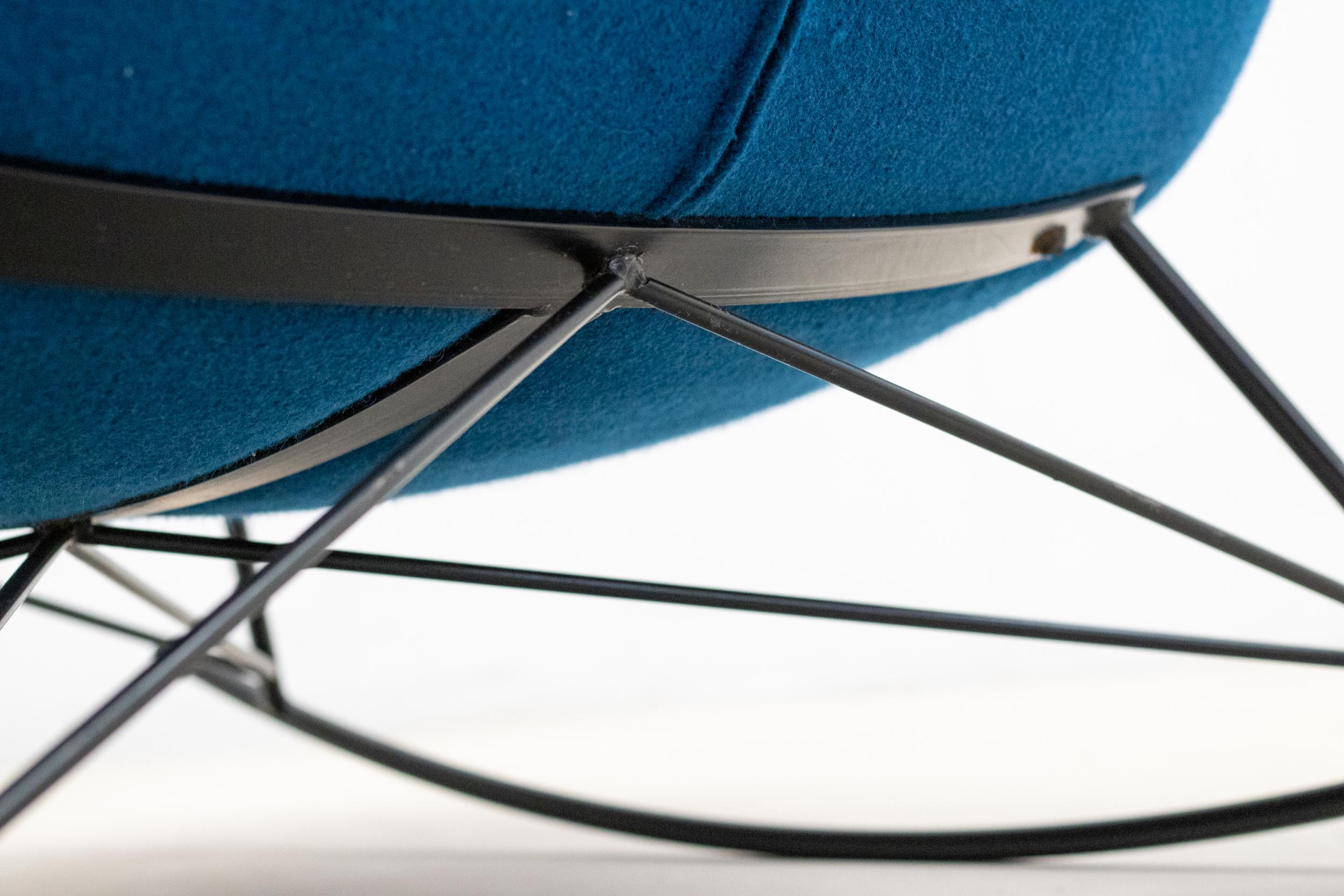 Fauteuil à bascule bleu en vente 6