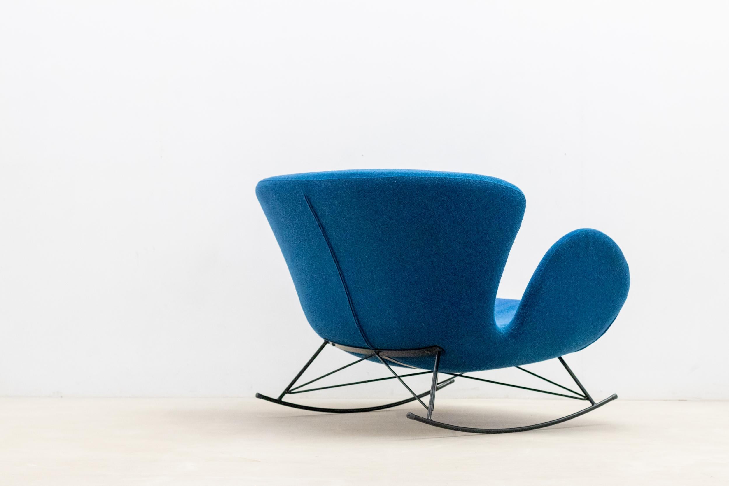 Fauteuil à bascule bleu en vente 10