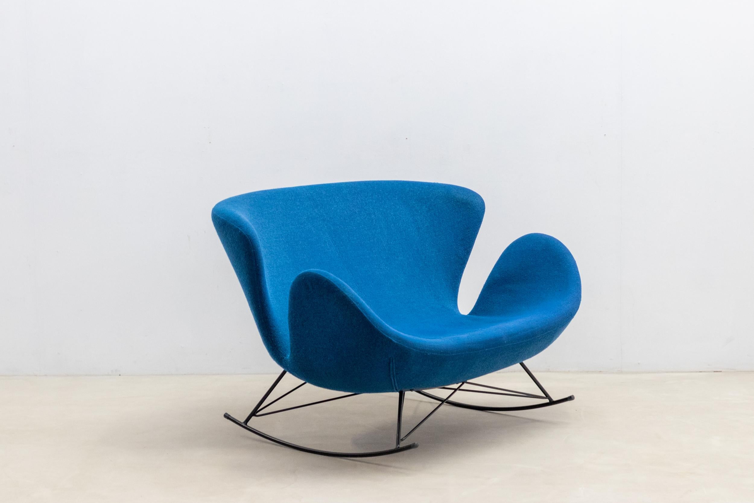 Fauteuil à bascule bleu en vente 1
