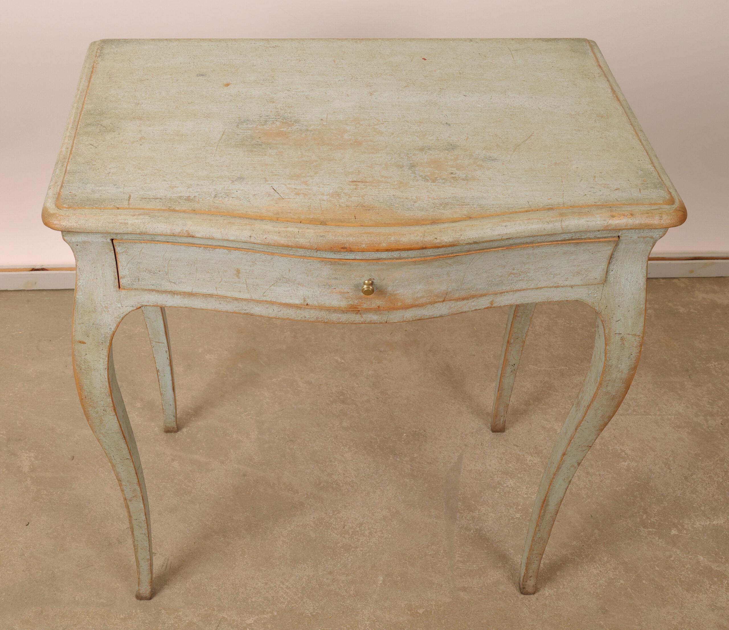 Table rococo suédoise, probablement fabriquée à Stockholm dans les années 1770 ou 1780. Il présente des proportions et des formes élégantes. La table possède un tiroir à l'avant, équipé d'un bouton en laiton.