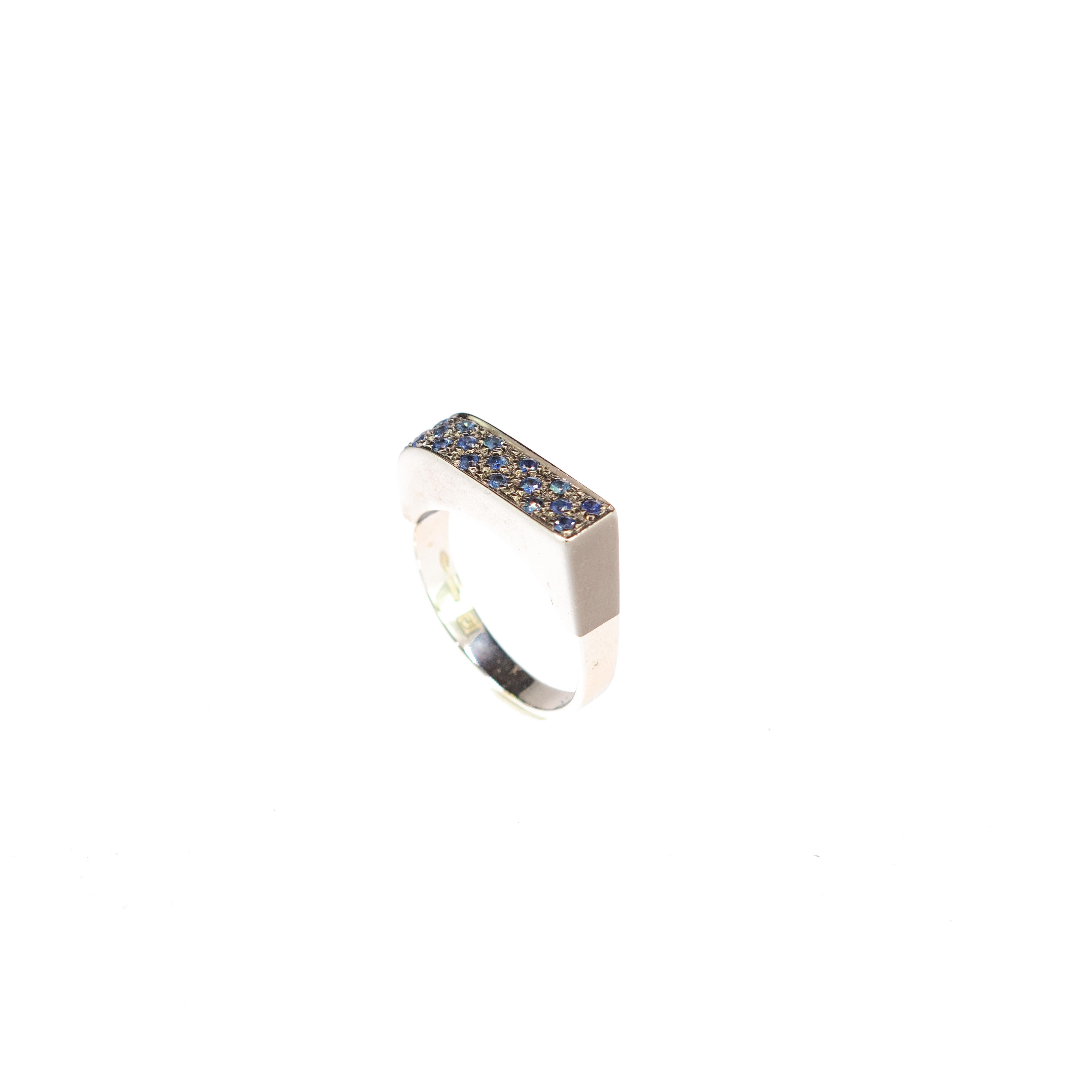 Sapphire Blue Round Cross Rose Square 18 Karat White Gold Band Handmade Ring In New Condition For Sale In Milano, IT