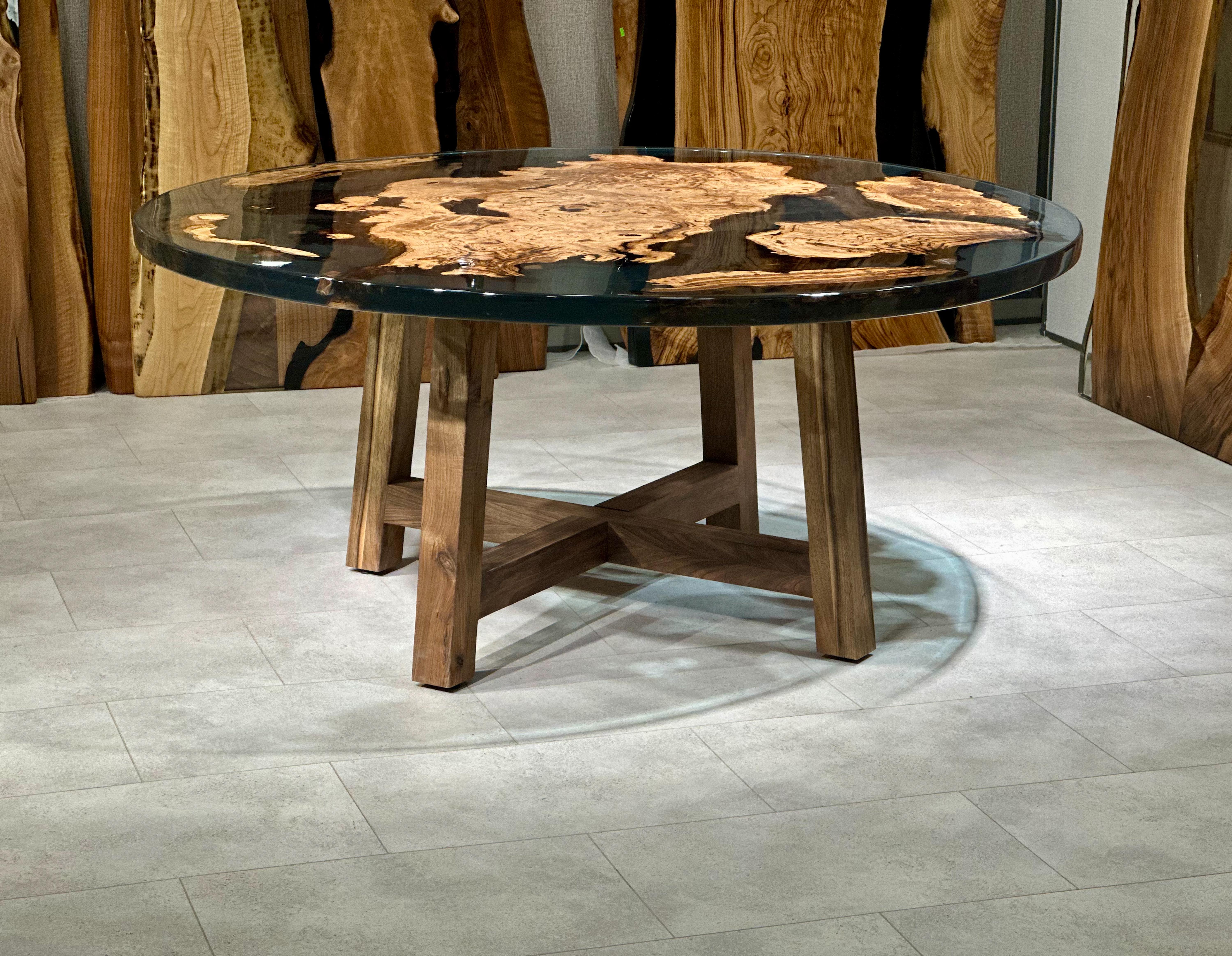 Soudé Table de salle à manger moderne en bois rond bleu en résine époxy contemporaine en vente