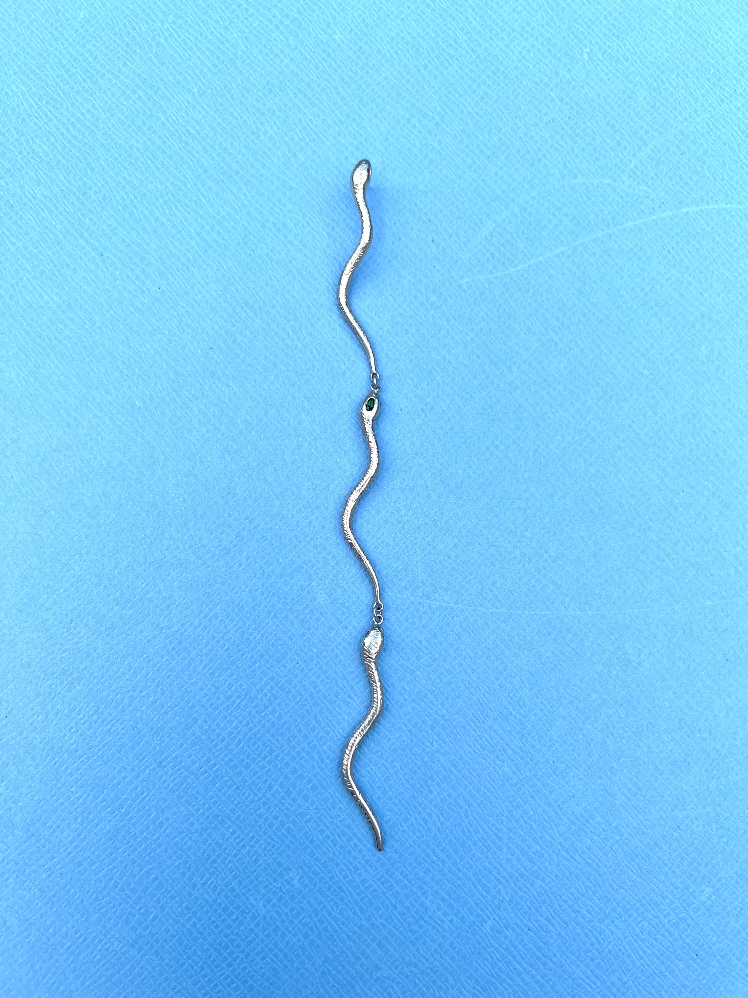 Orecchino pendente di rubino blu in serpente d'argento

J DAUPHIN 