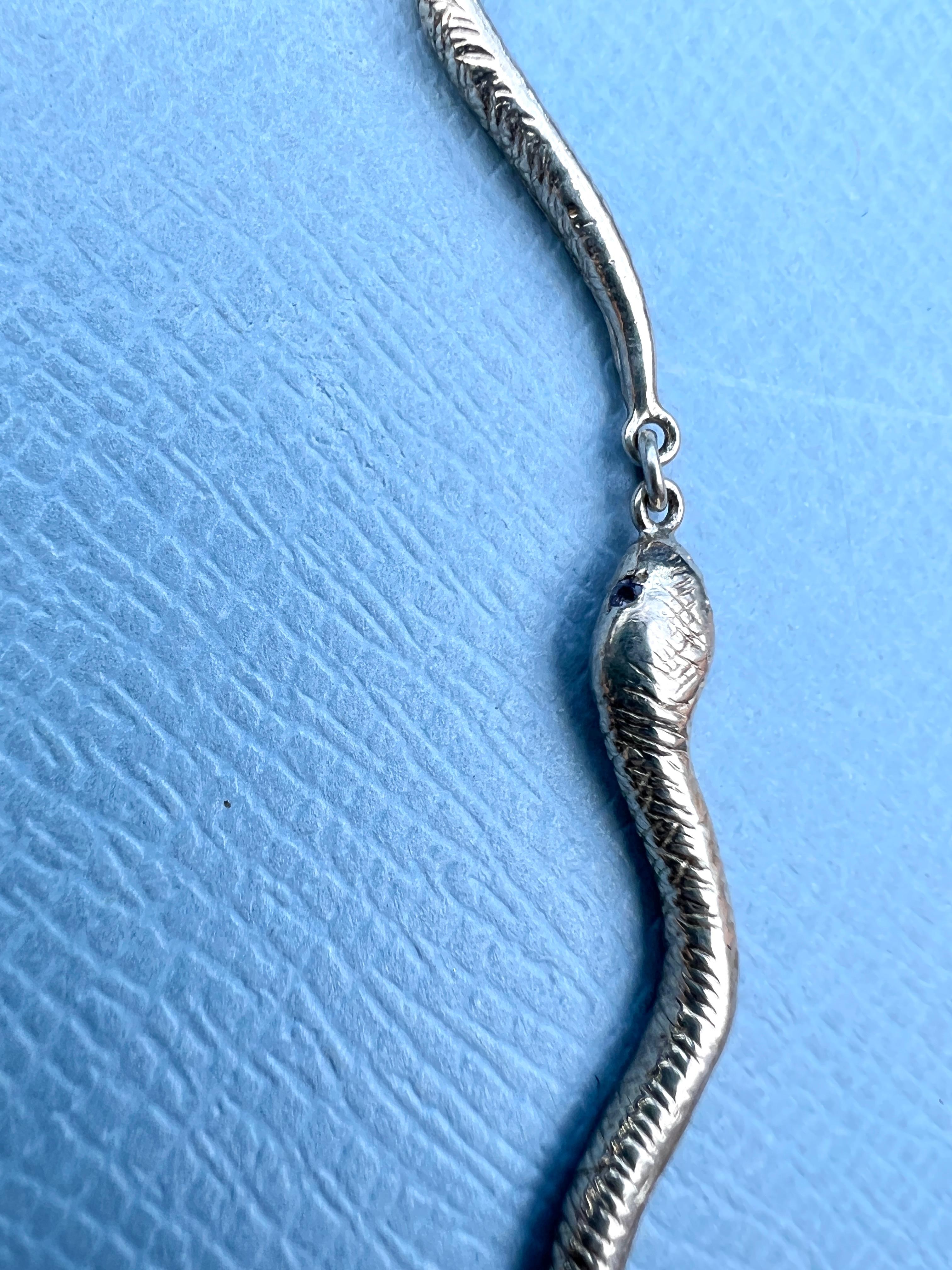 Contemporaneo Orecchino pendente di rubino blu in serpente d'argento in vendita