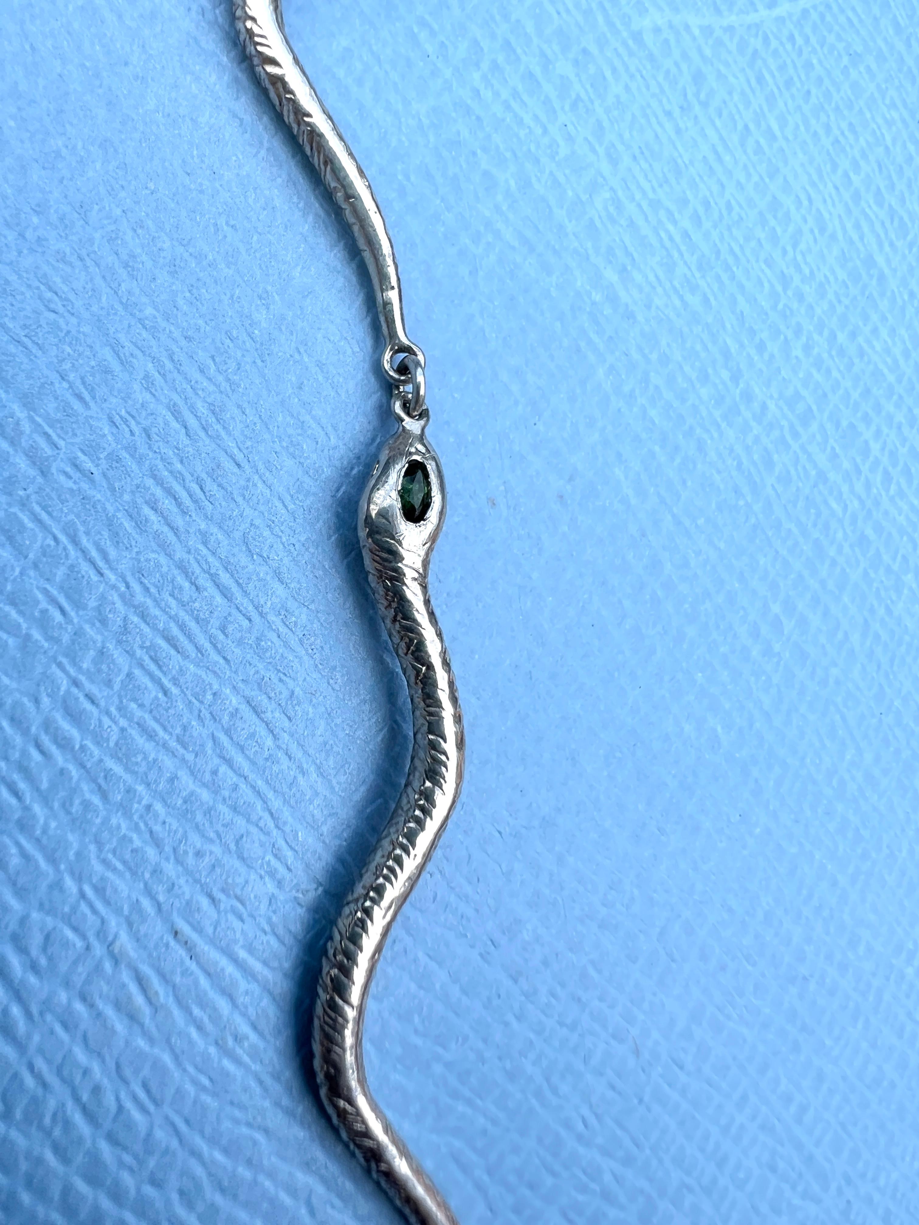 Taglio rotondo Orecchino pendente di rubino blu in serpente d'argento in vendita
