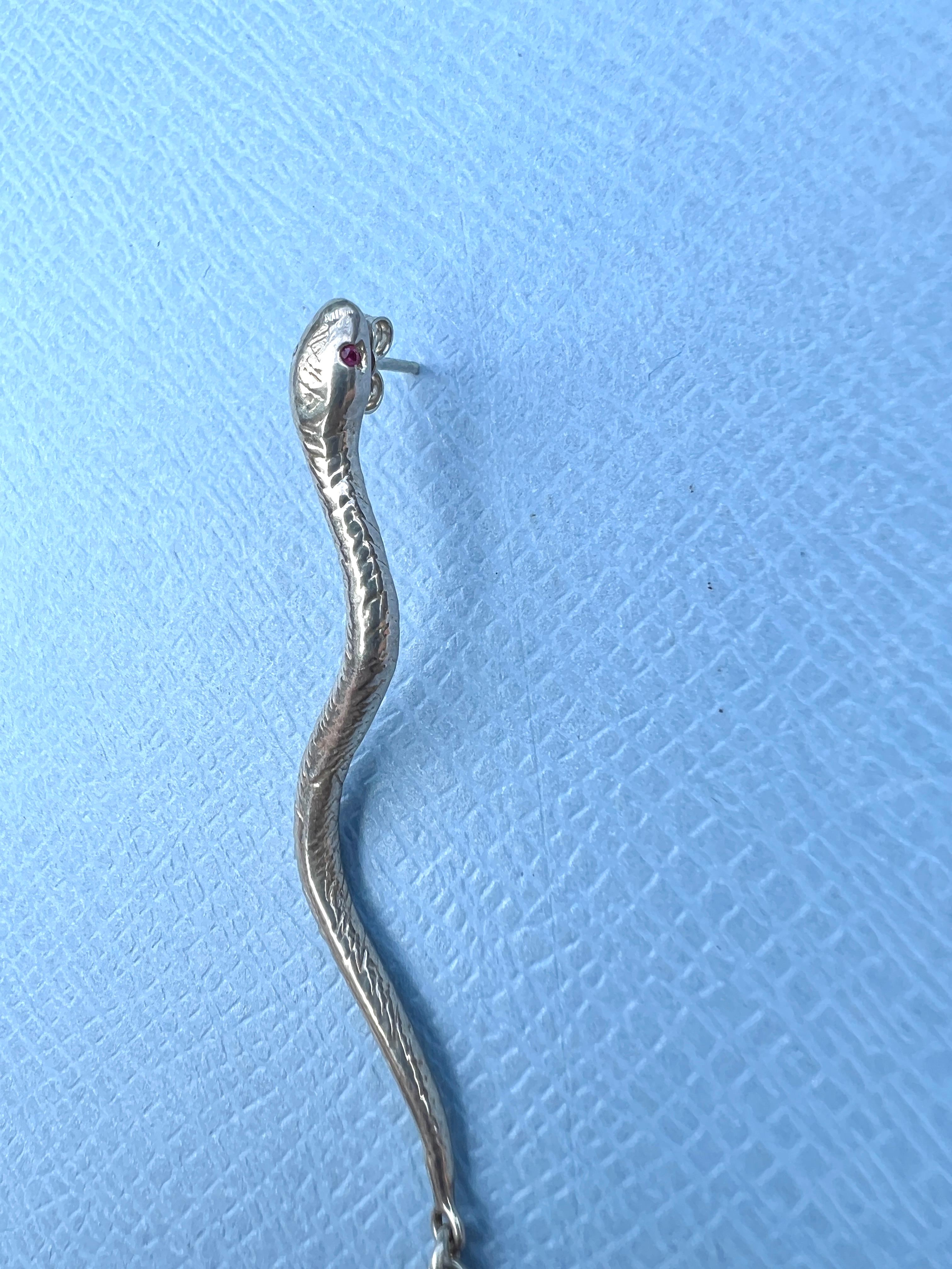 Orecchino pendente di rubino blu in serpente d'argento In condizioni Nuovo in vendita a Los Angeles, CA