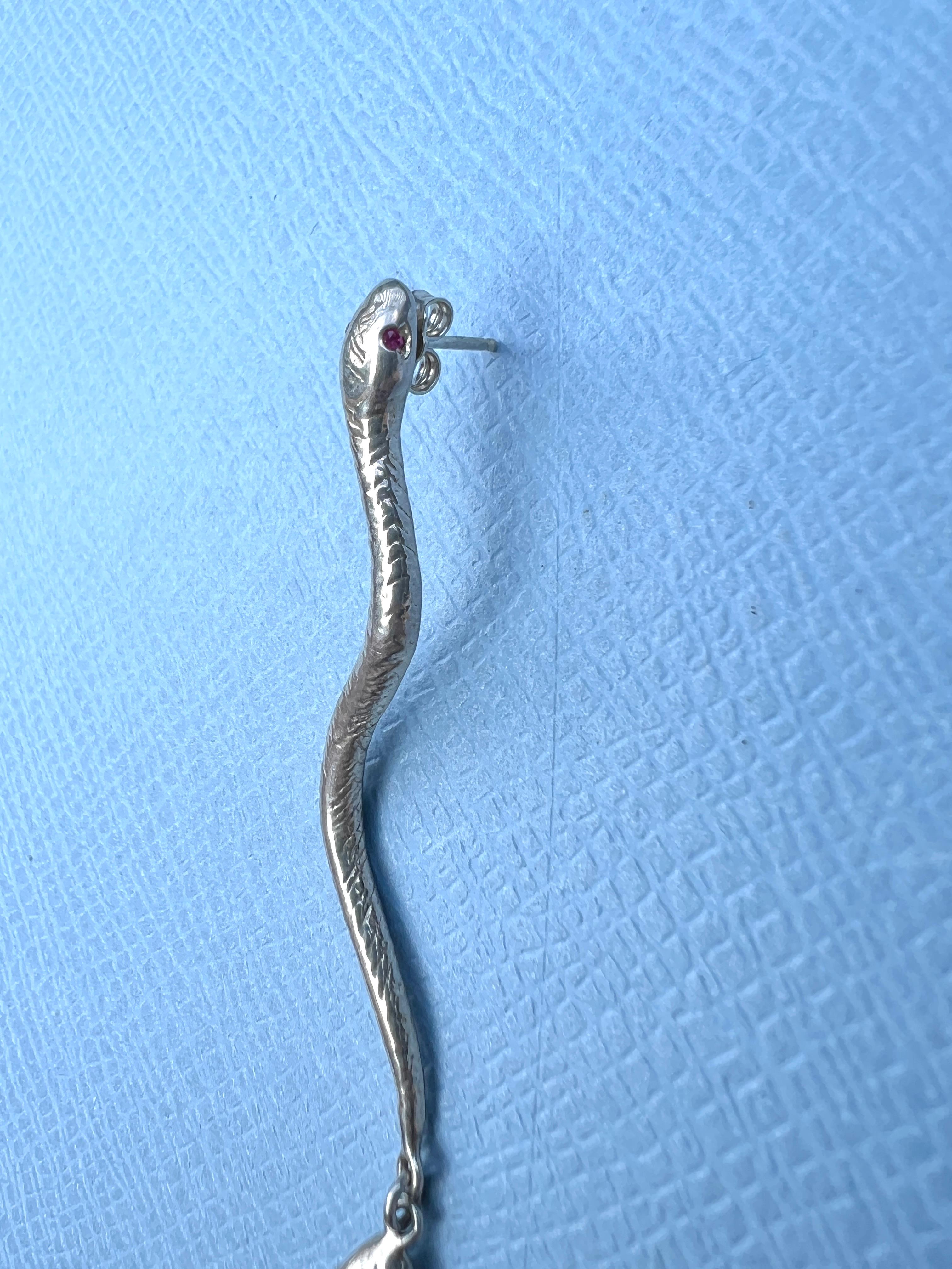 da uomo o donna Orecchino pendente di rubino blu in serpente d'argento in vendita