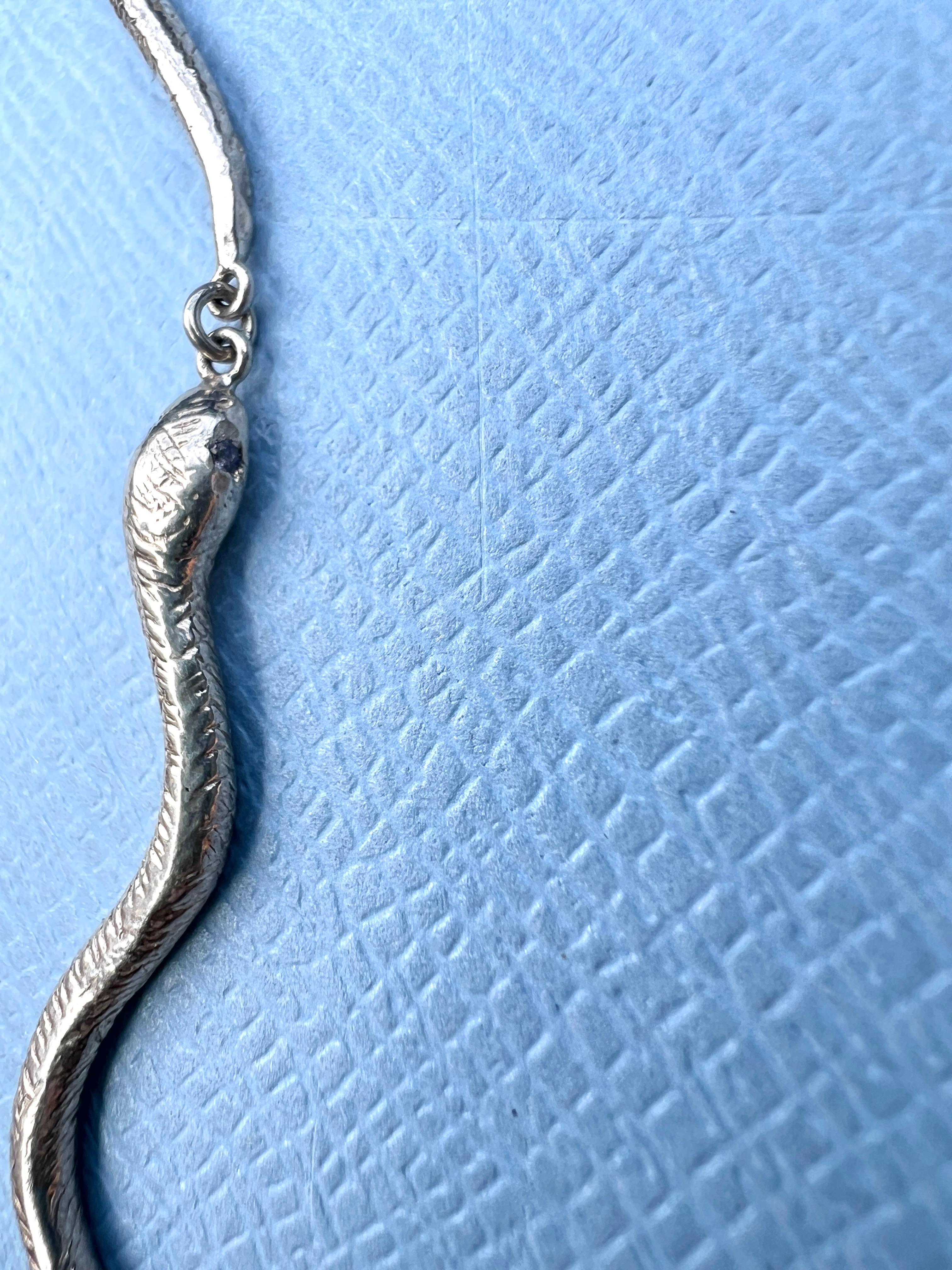 Orecchino pendente di rubino blu in serpente d'argento in vendita 2